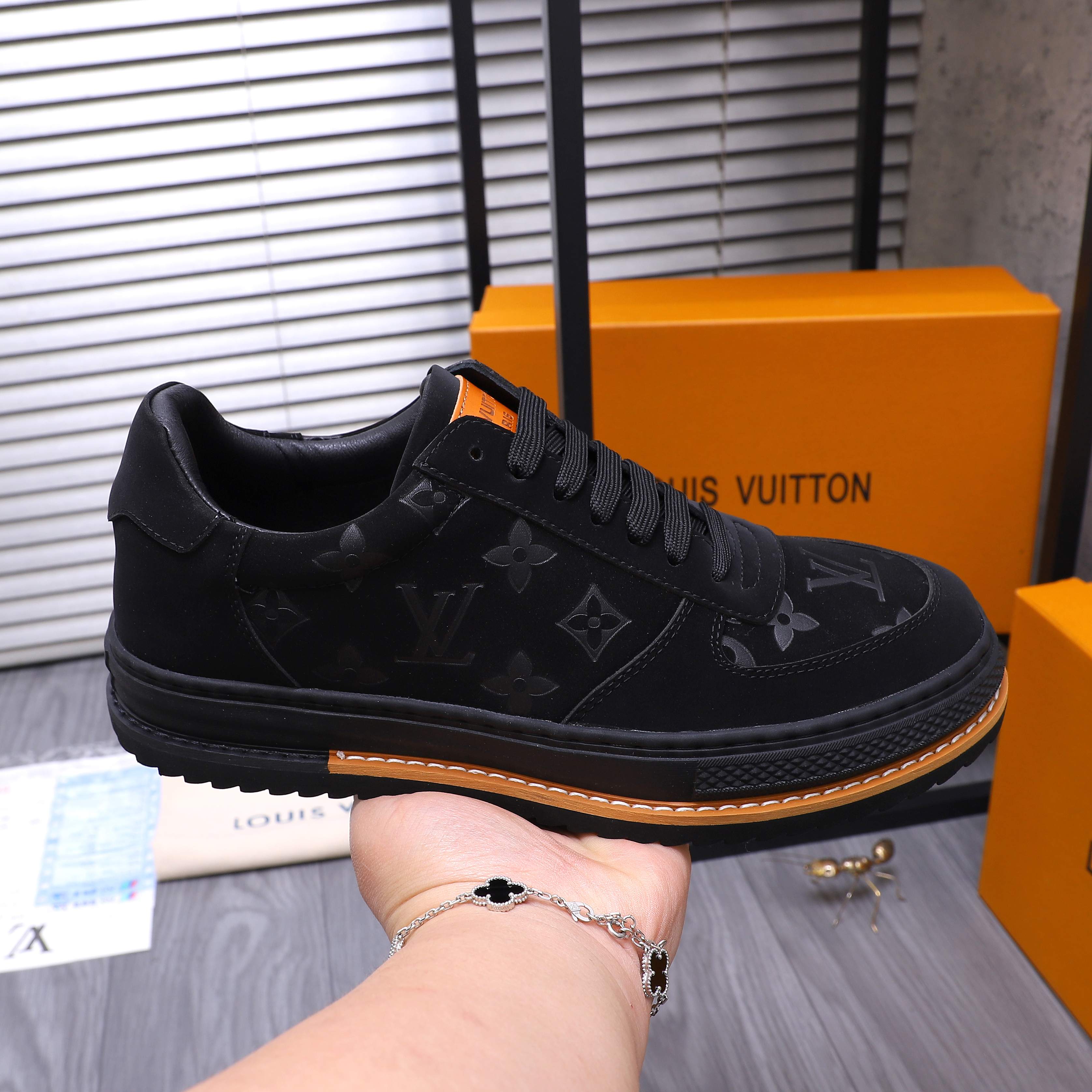 Louis Vuitton Men's Casual Sneakers in Leather and Denim - Sizes 38-44 7 a1741951649191 4063