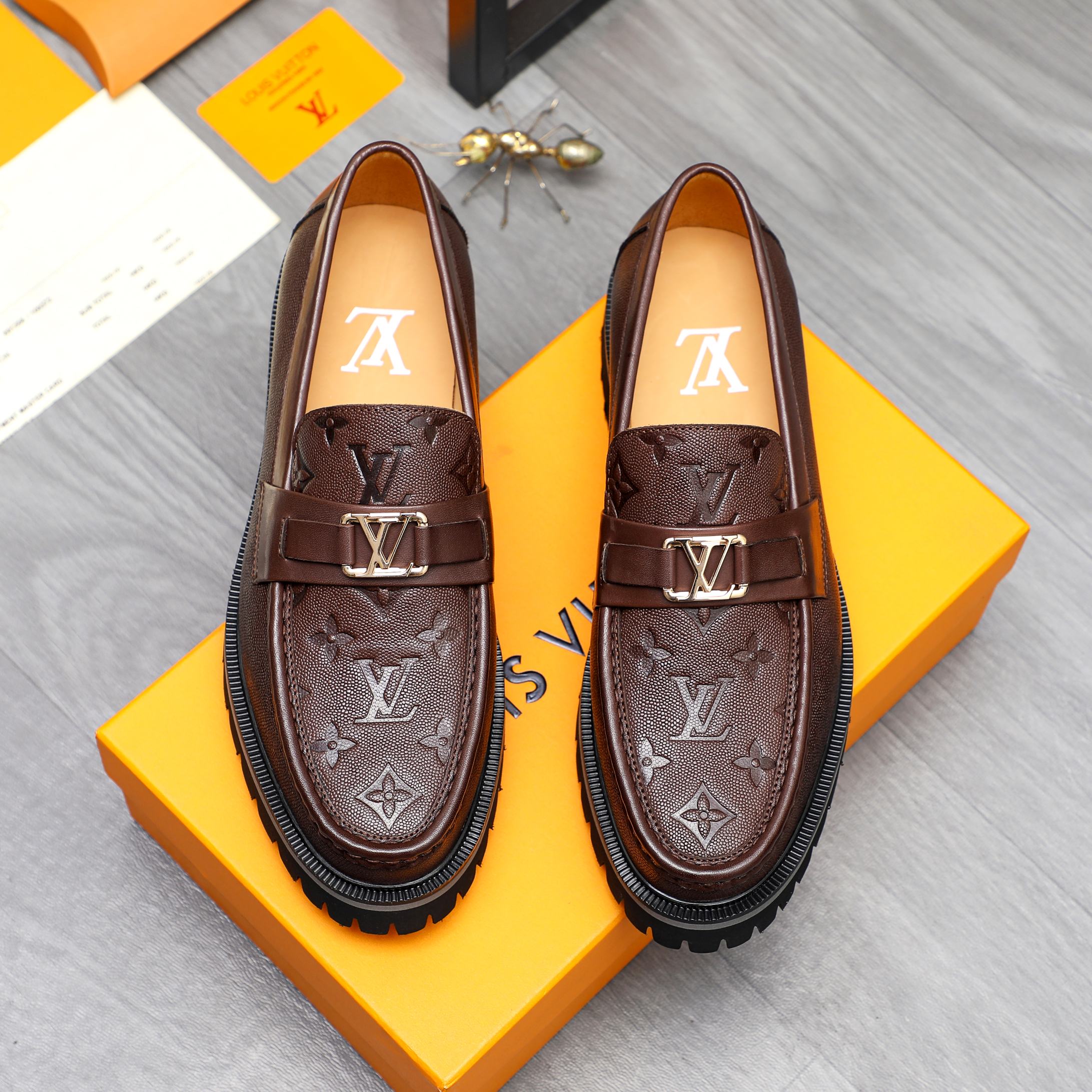 Louis Vuitton Business Casual Leather Loafers in Black and Brown 3 a1744098233657 3884