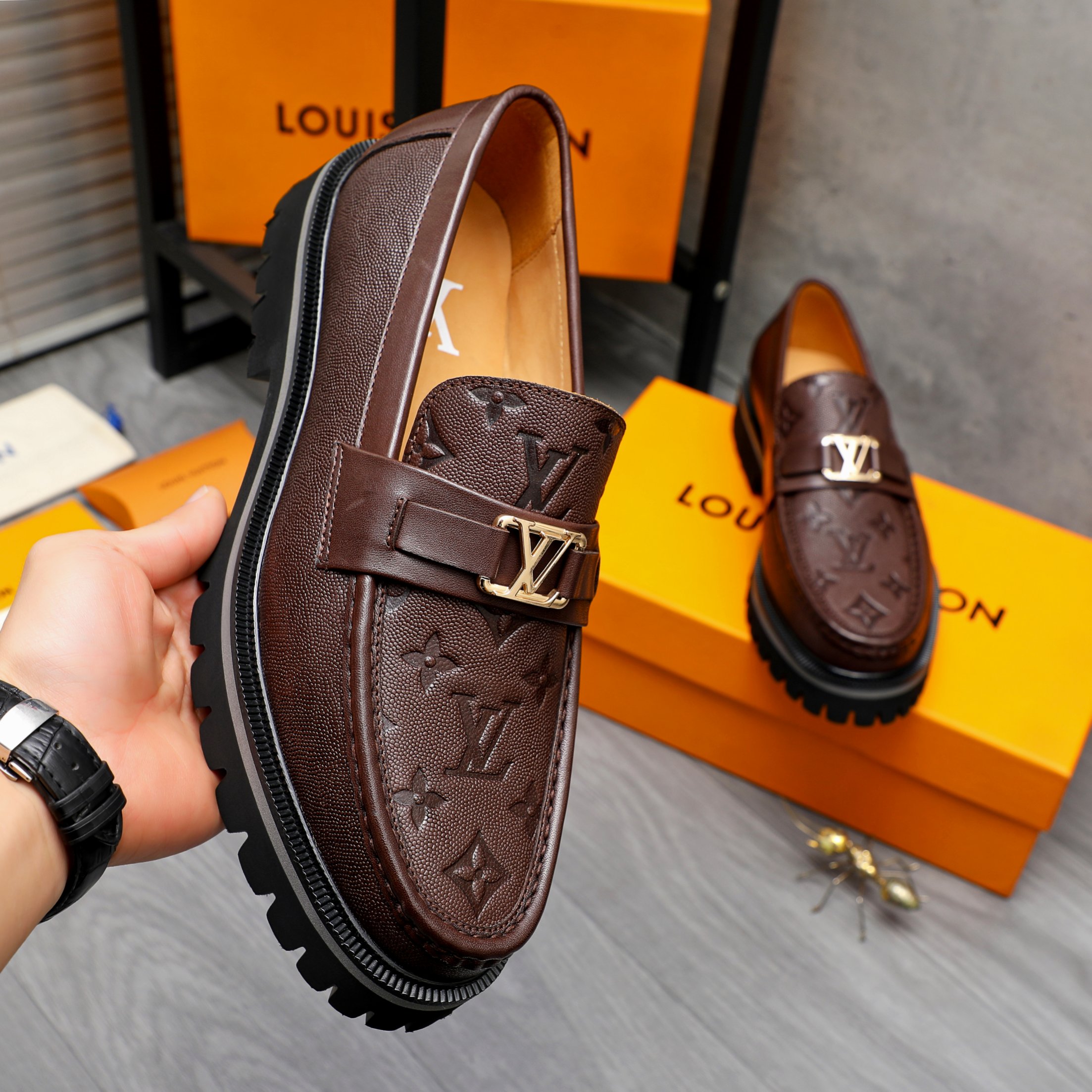 Louis Vuitton Business Casual Leather Loafers in Black and Brown 6 a1744098233658 7353