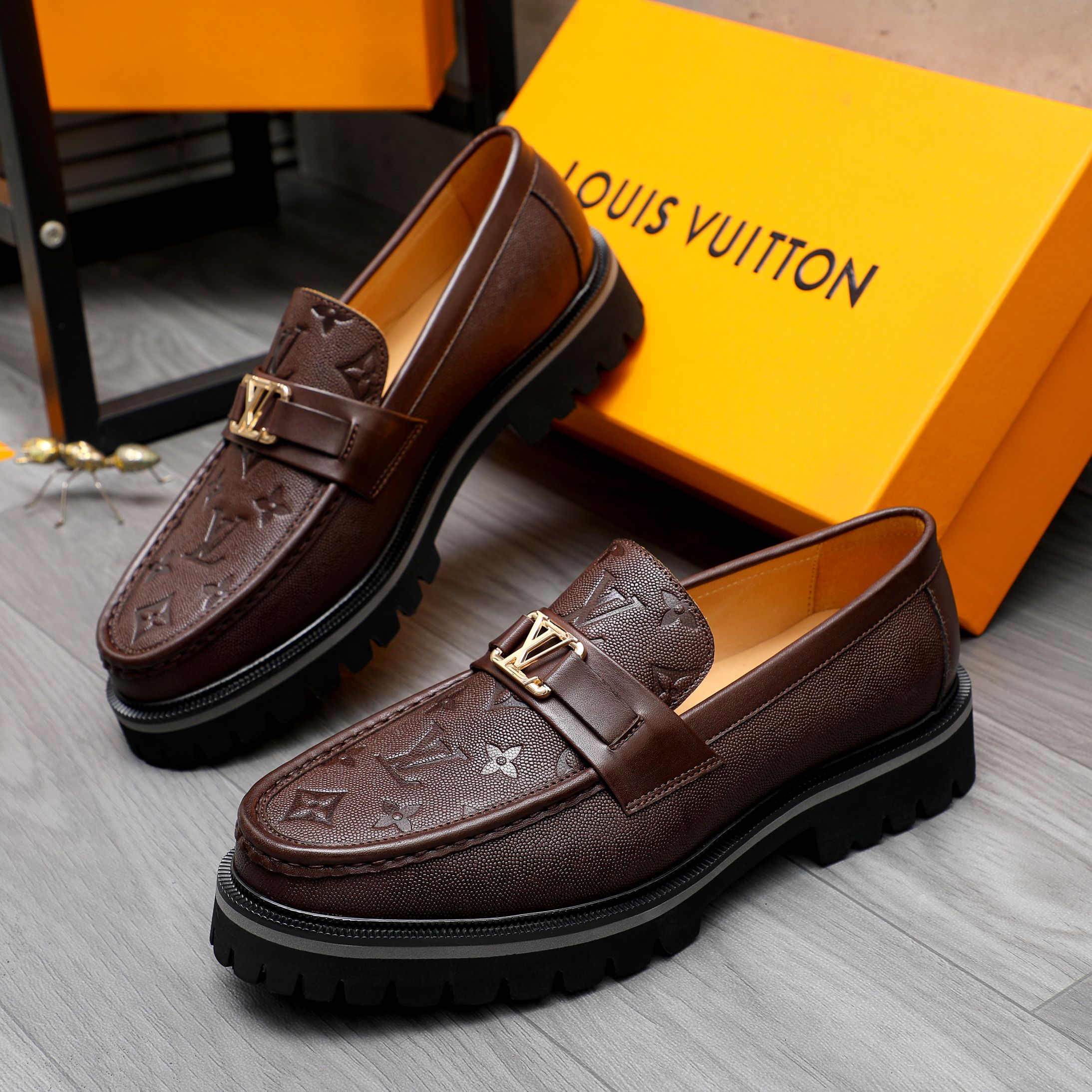 Louis Vuitton Business Casual Leather Loafers in Black and Brown 4 a1744098233799 2678