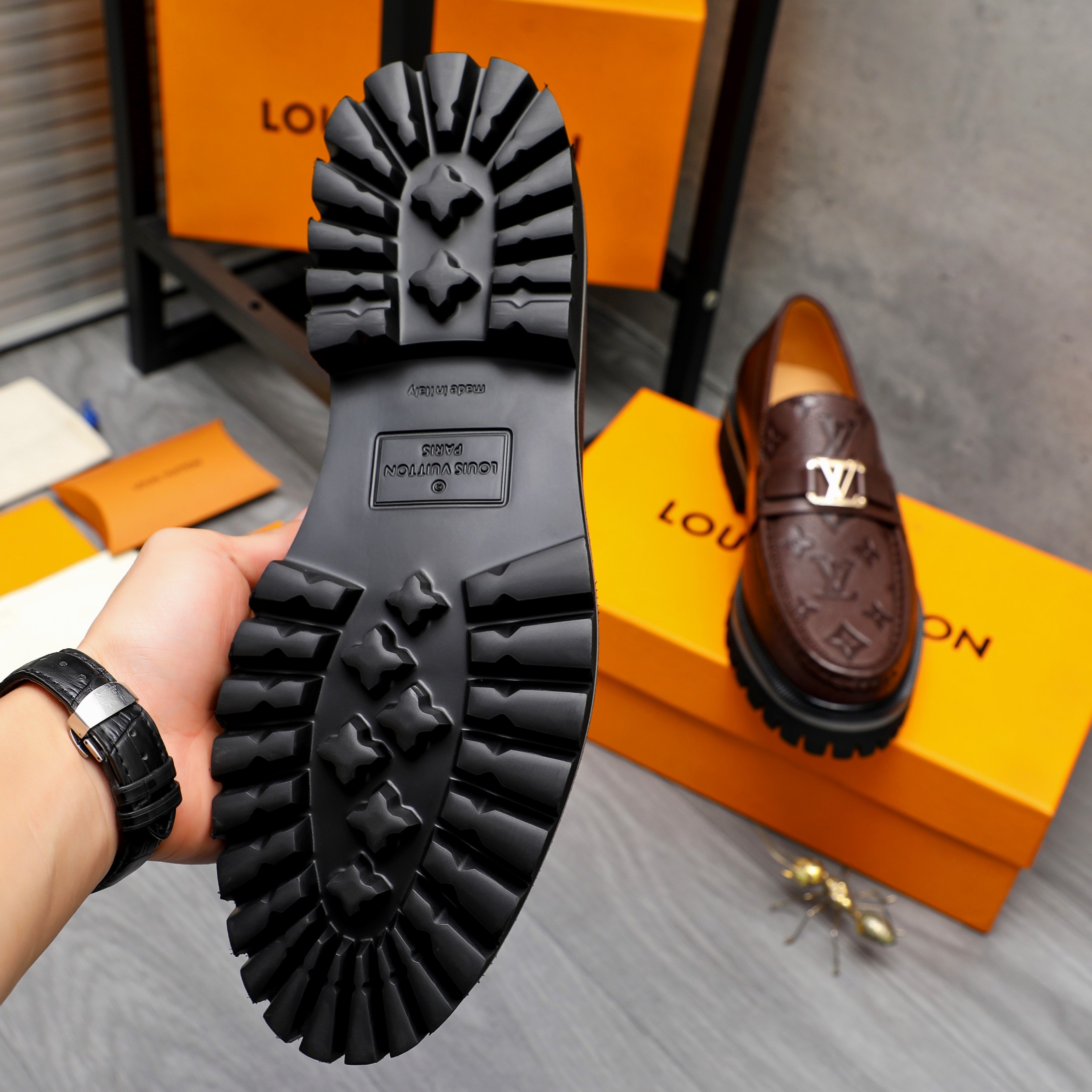 Louis Vuitton Business Casual Leather Loafers in Black and Brown 9 a1744098235704 4123