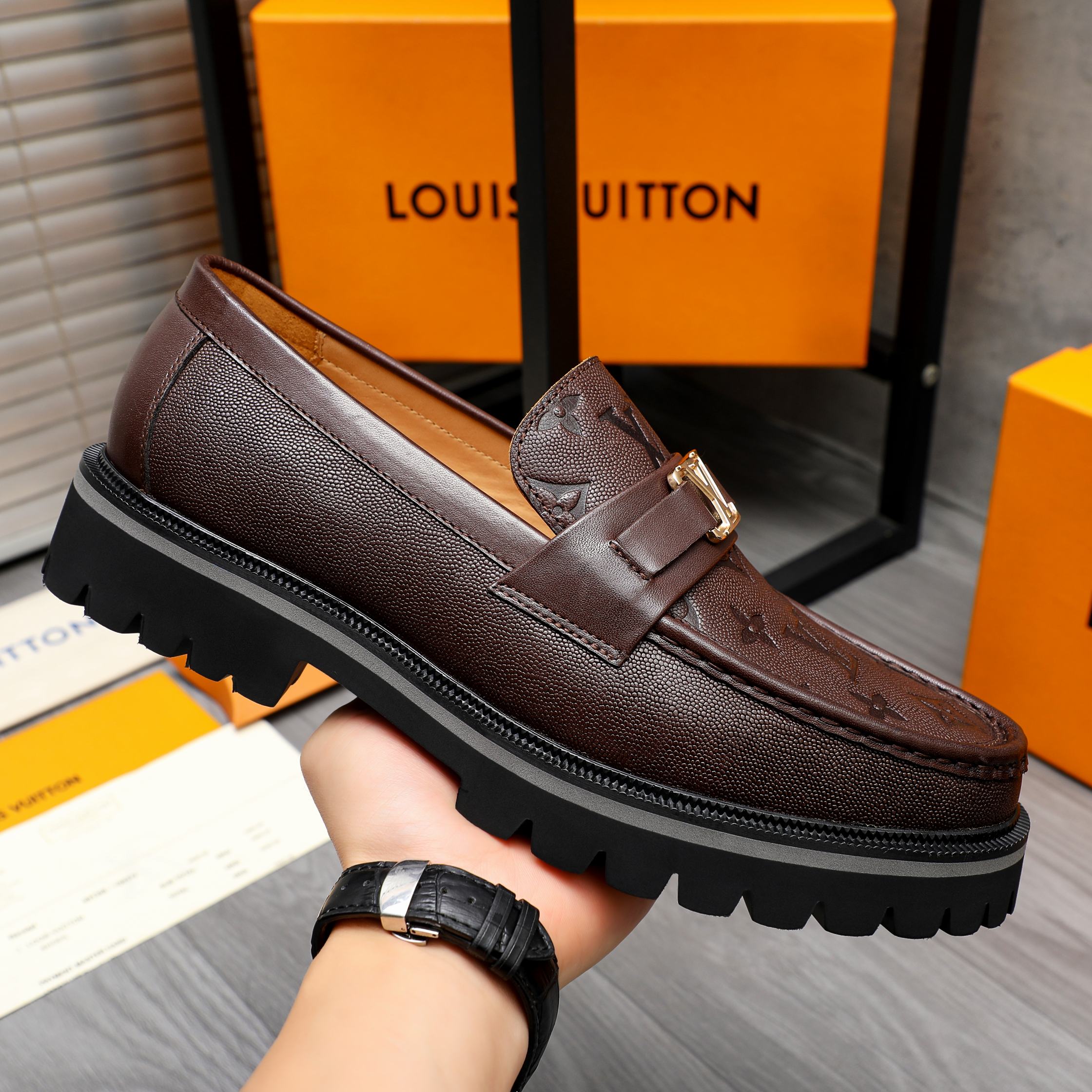 Louis Vuitton Business Casual Leather Loafers in Black and Brown 8 a1744098235977 6120