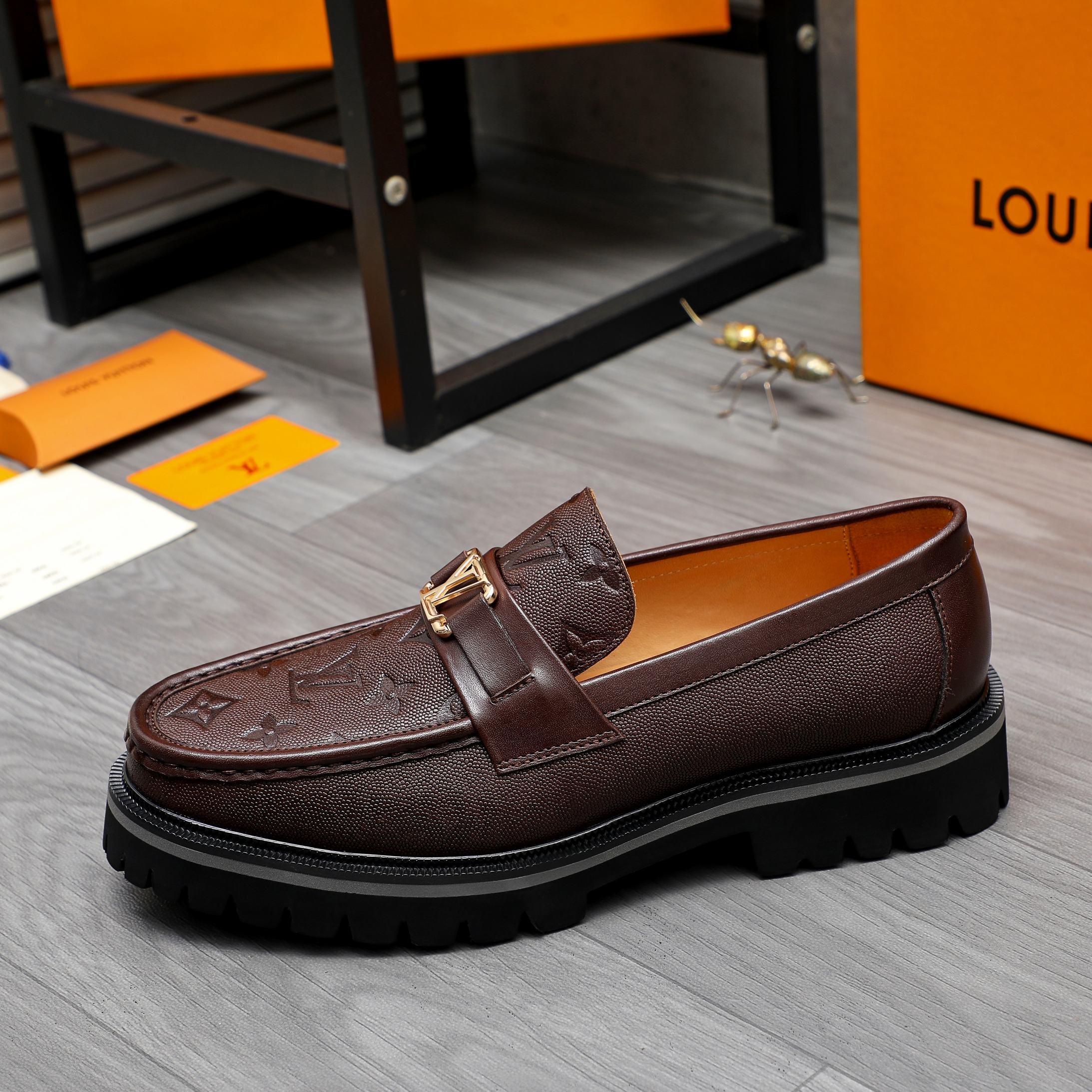 Louis Vuitton Business Casual Leather Loafers in Black and Brown 7 a1744098236175 6217