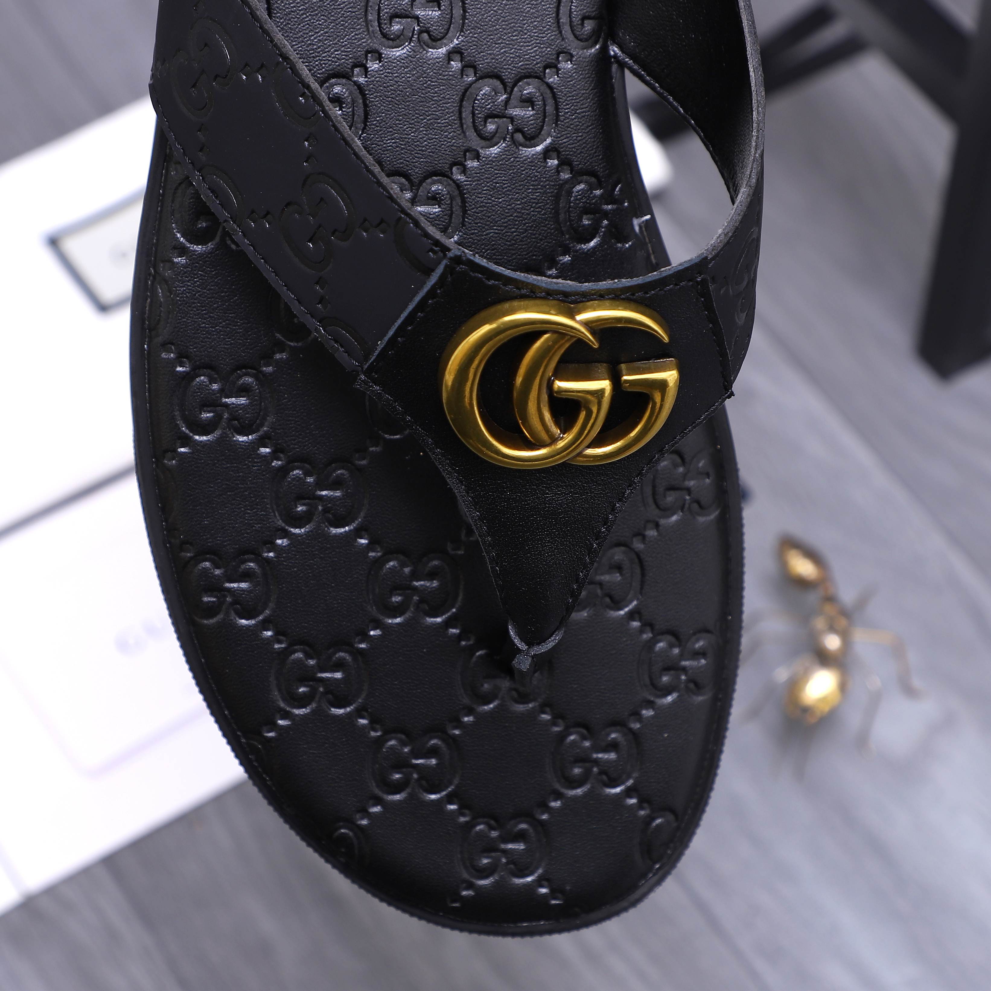 Gucci Men's Leather Thong Sandals with GG Logo - Black 10 a1744354867773 3426