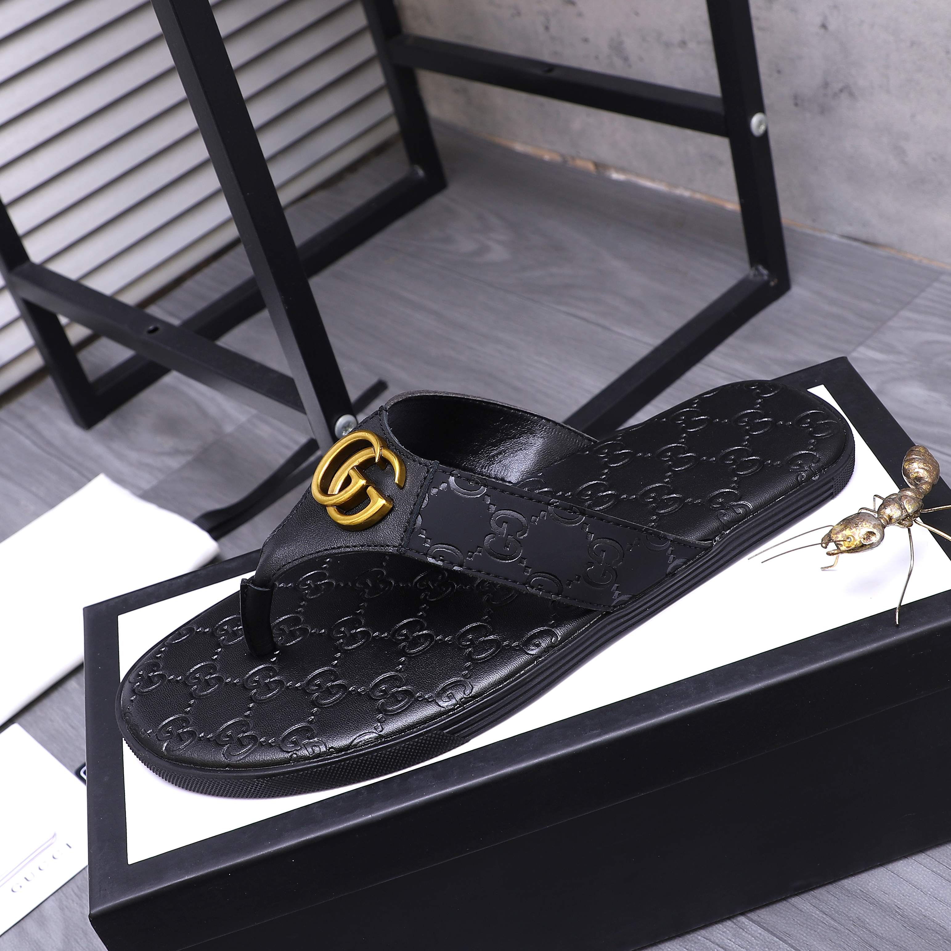 Gucci Men's Leather Thong Sandals with GG Logo - Black 7 a1744354896203 0084