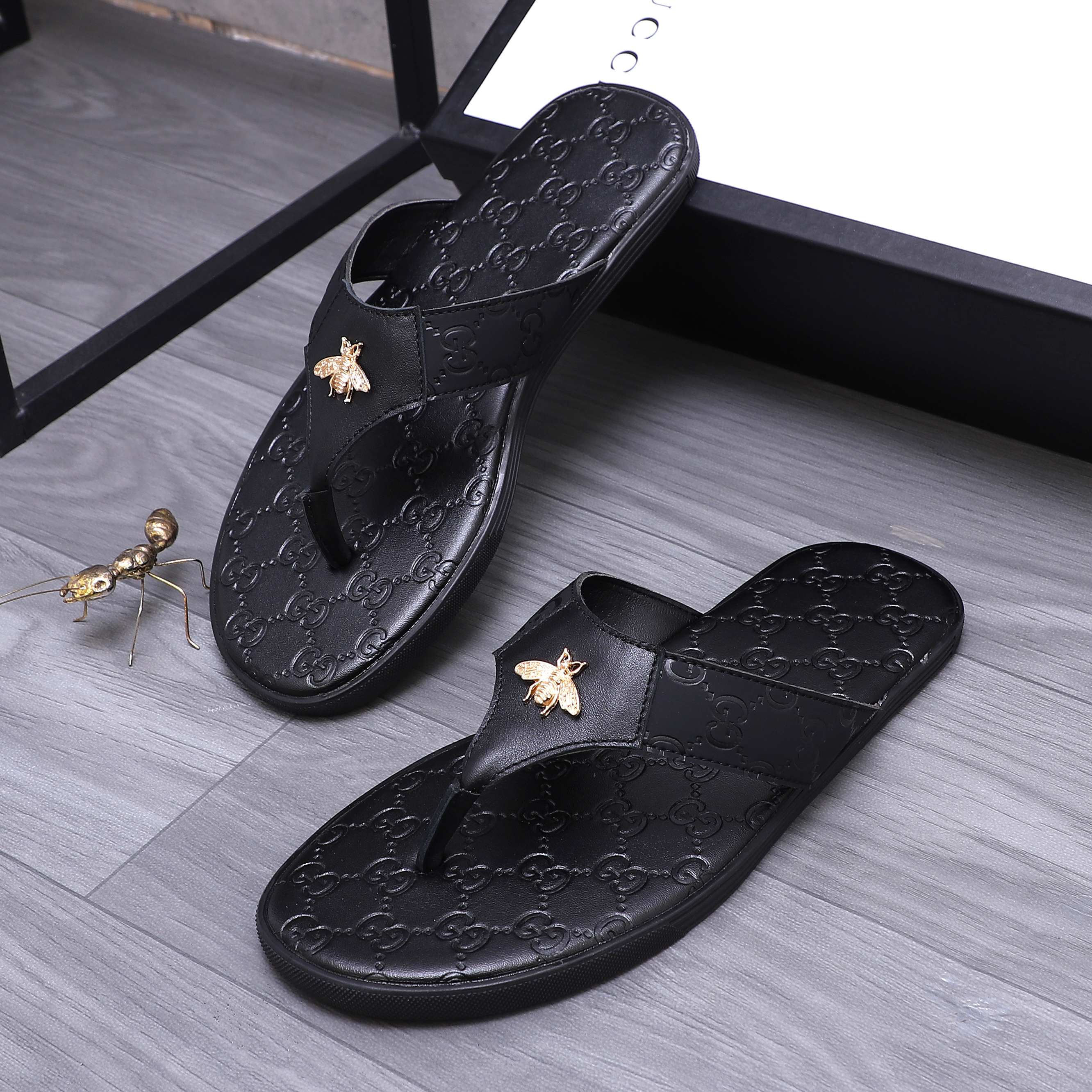 Gucci Embossed Leather Thong Sandals with Iconic Logo and Bee Details 5 a1744355536661 6171