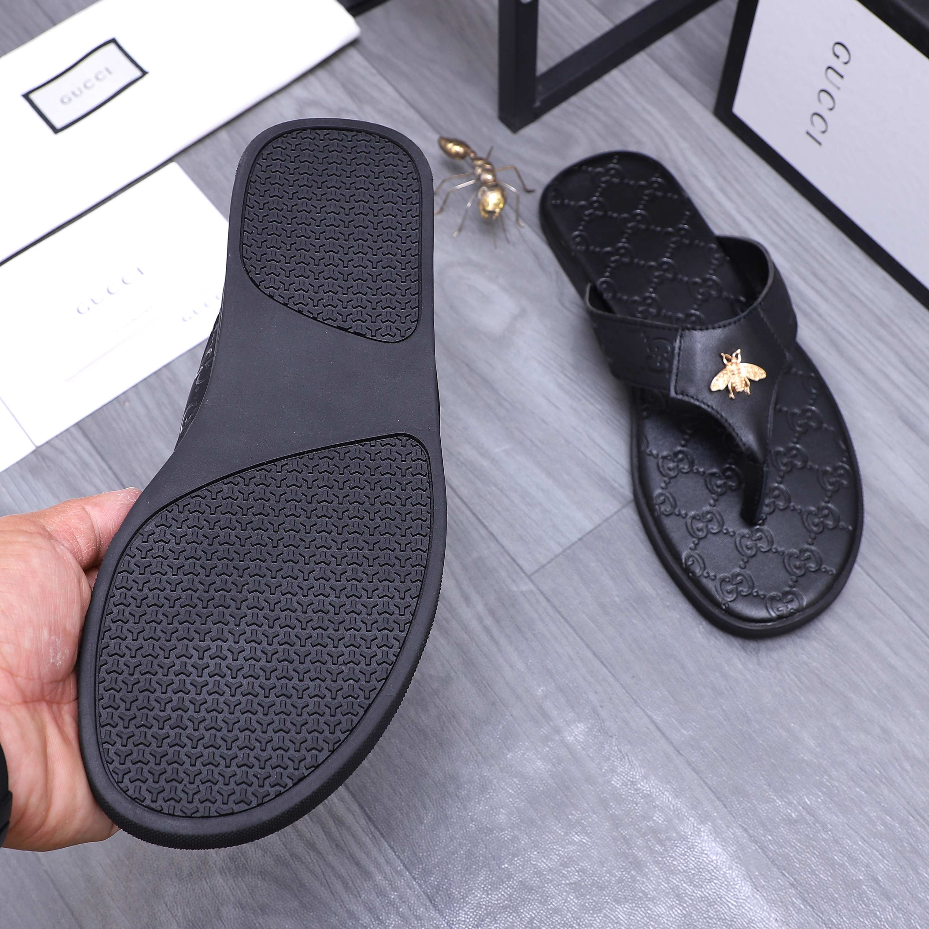 Gucci Embossed Leather Thong Sandals with Iconic Logo and Bee Details 9 a1744355539465 0201