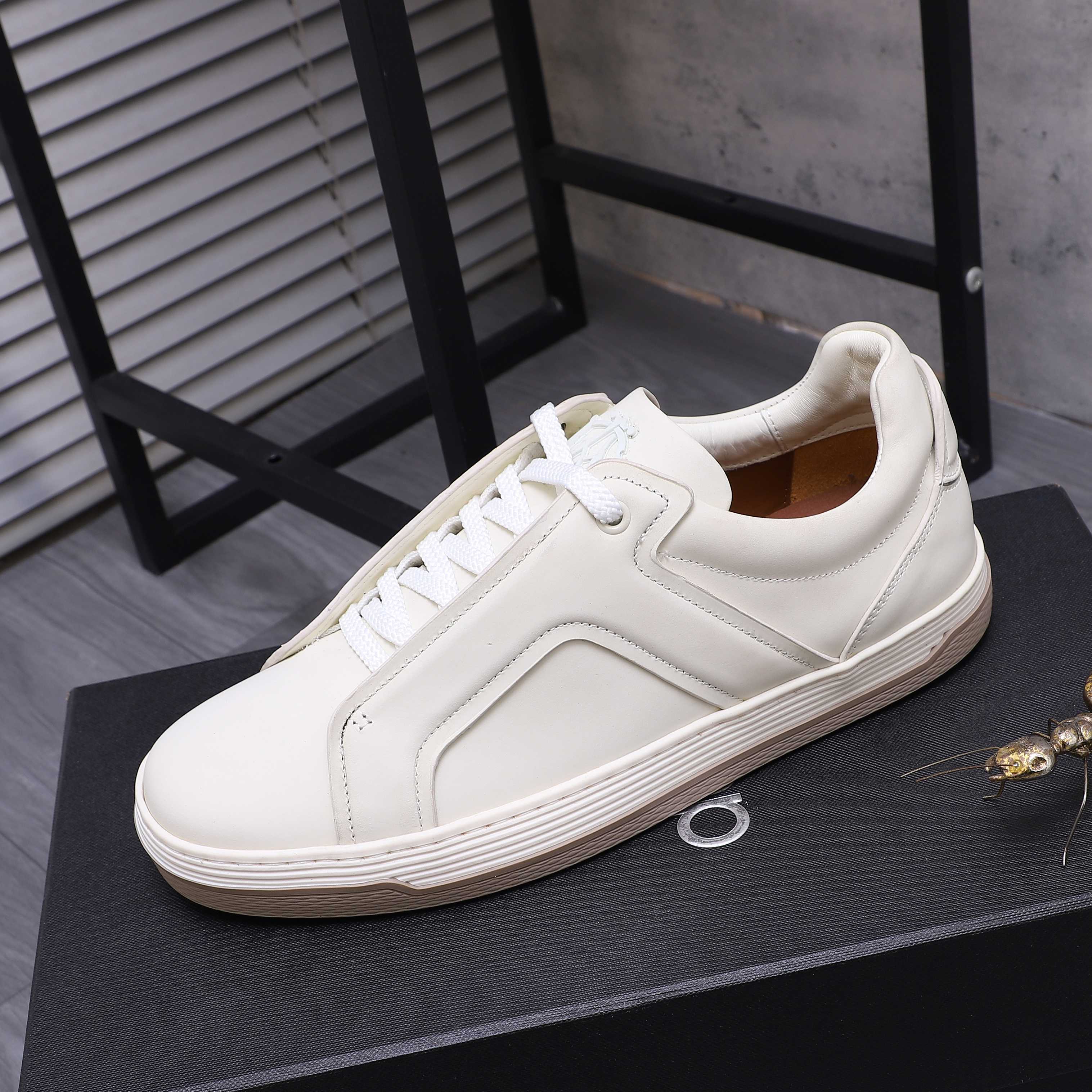 Dunhill Men's Classic Leather Sneakers: Stylish, Comfortable, and Durable 6 a1744876451451 7407