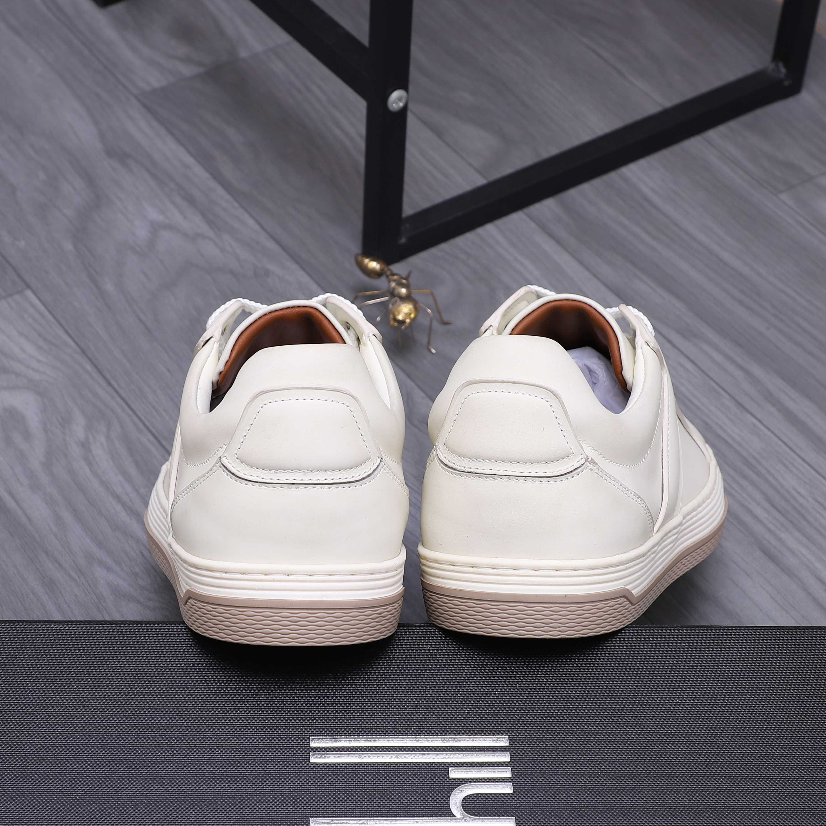 Dunhill Men's Classic Leather Sneakers: Stylish, Comfortable, and Durable 11 a1744876453486 4254