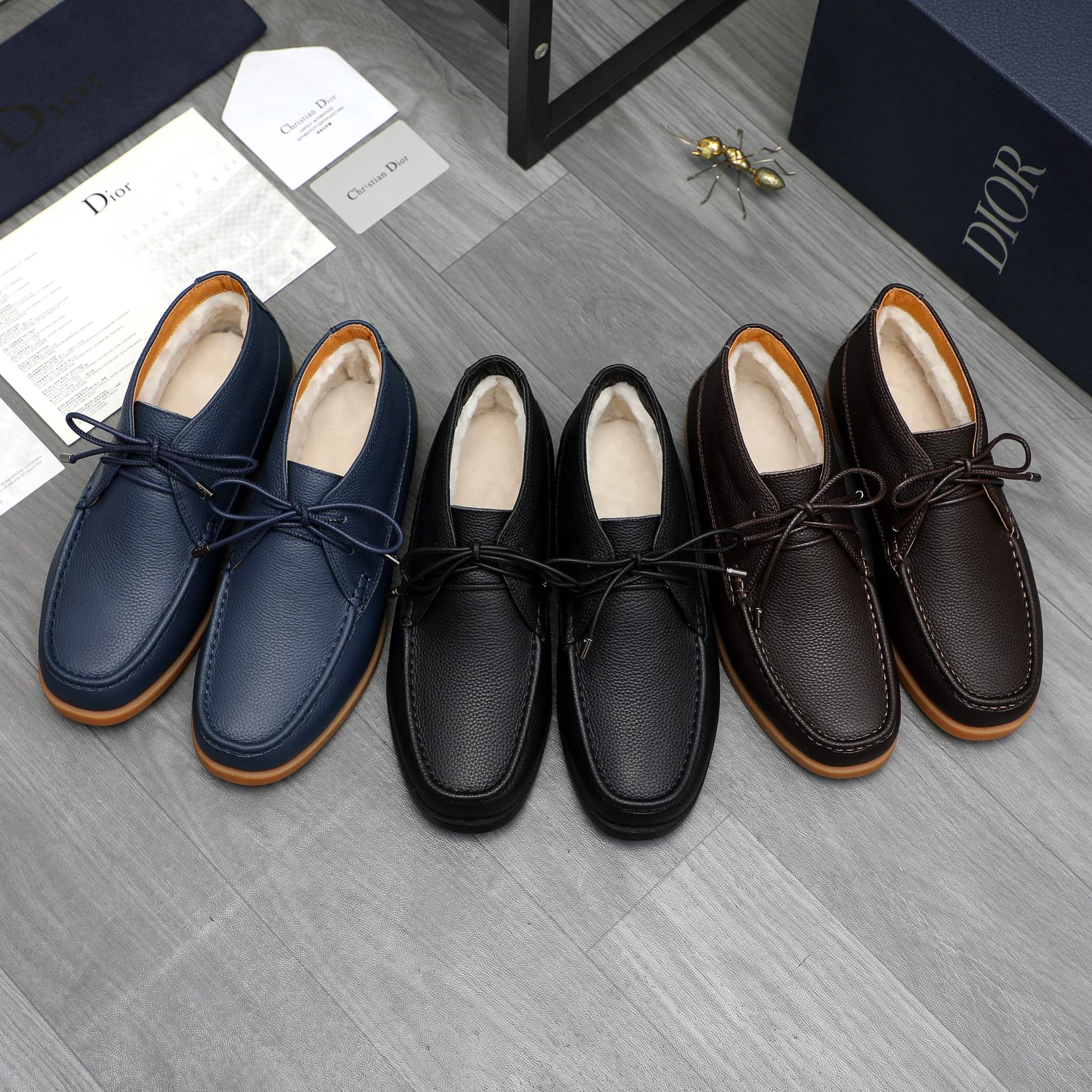 P380 商品商标:Dior「 迪奥 」高帮休闲鞋
正码码数: 39-44
商品材料:精选荔纹牛皮鞋面 真羊毛内里 原版橡胶大底