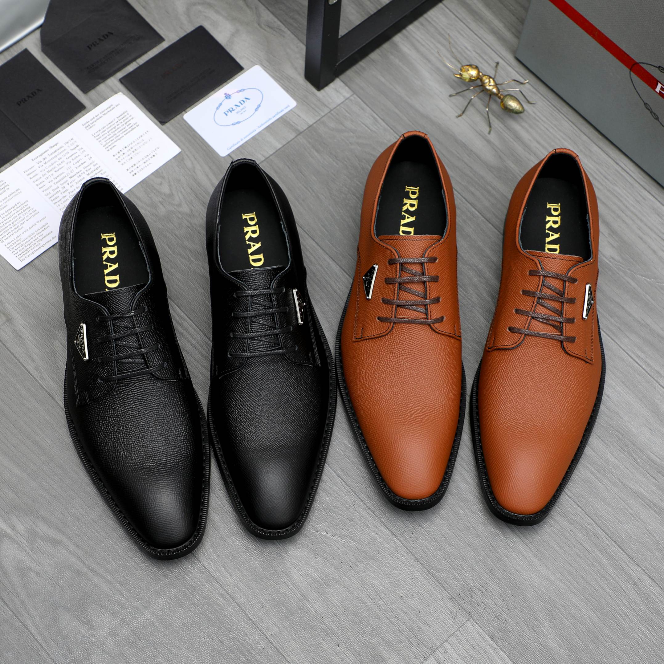 P350 商品商标:PRADA「 普拉达 」商务正装皮鞋
正码码数: 38-44
商品材料:精选 荔纹牛皮鞋面 牛皮内里 原版橡胶大底