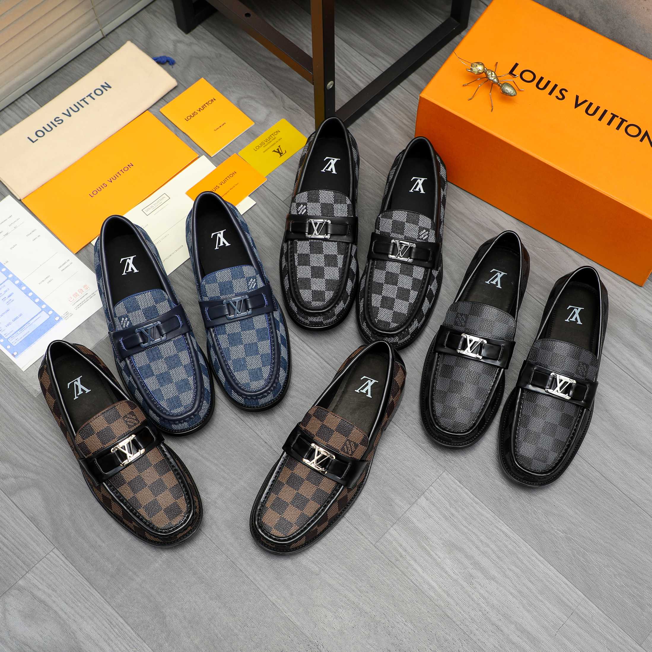 P350 商品商标:LV「 路易威登 」商务休闲套脚皮鞋
正码码数: 38-46(45.46定做不退换)
商品材料:精选经典格纹鞋面 牛皮内里 原版橡胶大底