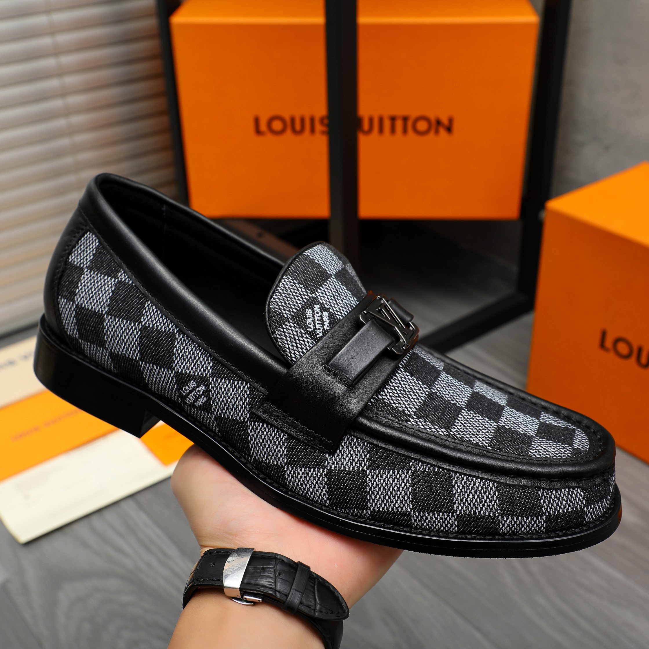 P350 商品商标:LV「 路易威登 」商务休闲套脚皮鞋
正码码数: 38-46(45.46定做不退换)
商品材料:精选透气织布鞋面 牛皮内里 原版橡胶大底