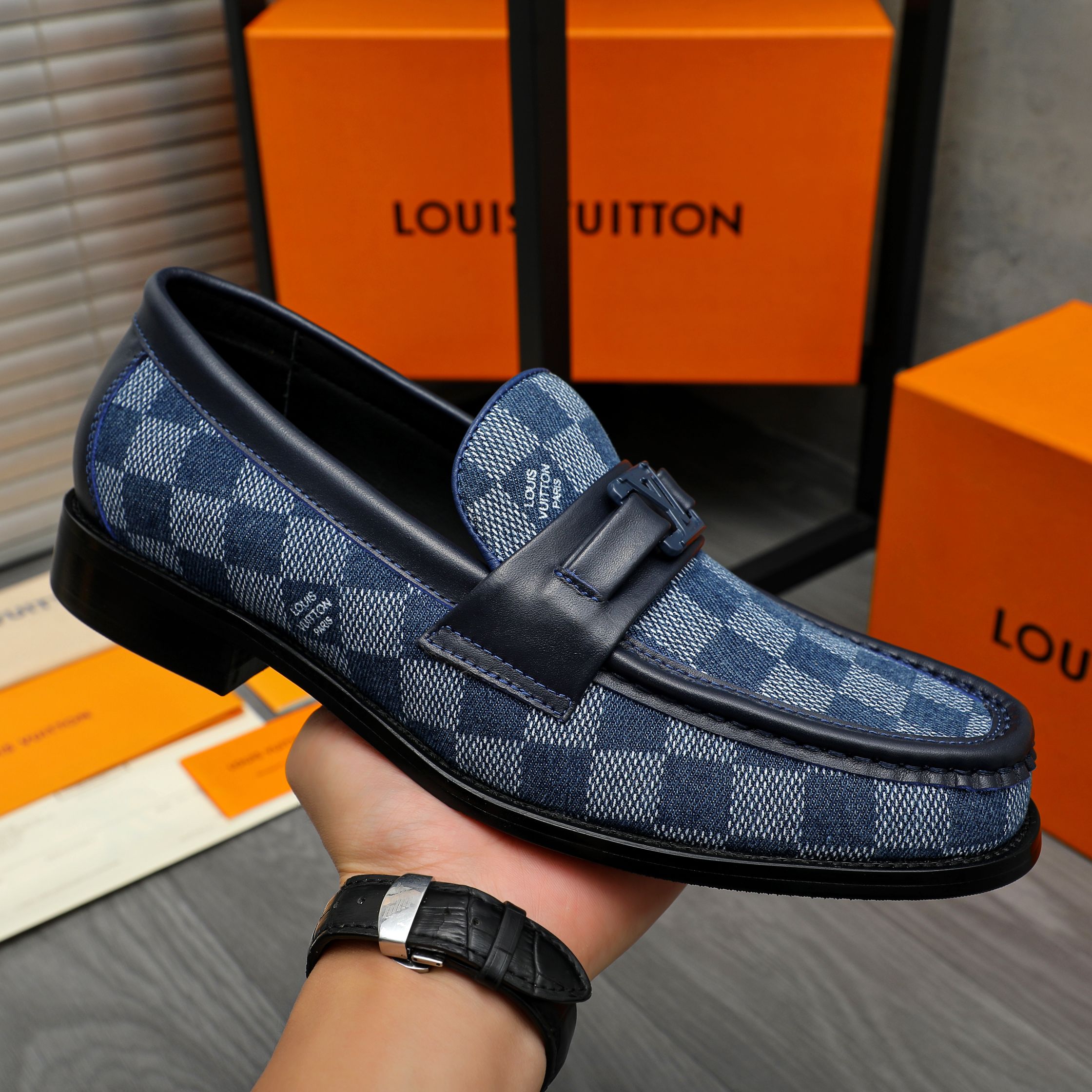 P350 商品商标:LV「 路易威登 」商务休闲套脚皮鞋
正码码数: 38-46(45.46定做不退换)
商品材料:精选透气织布鞋面 牛皮内里 原版橡胶大底