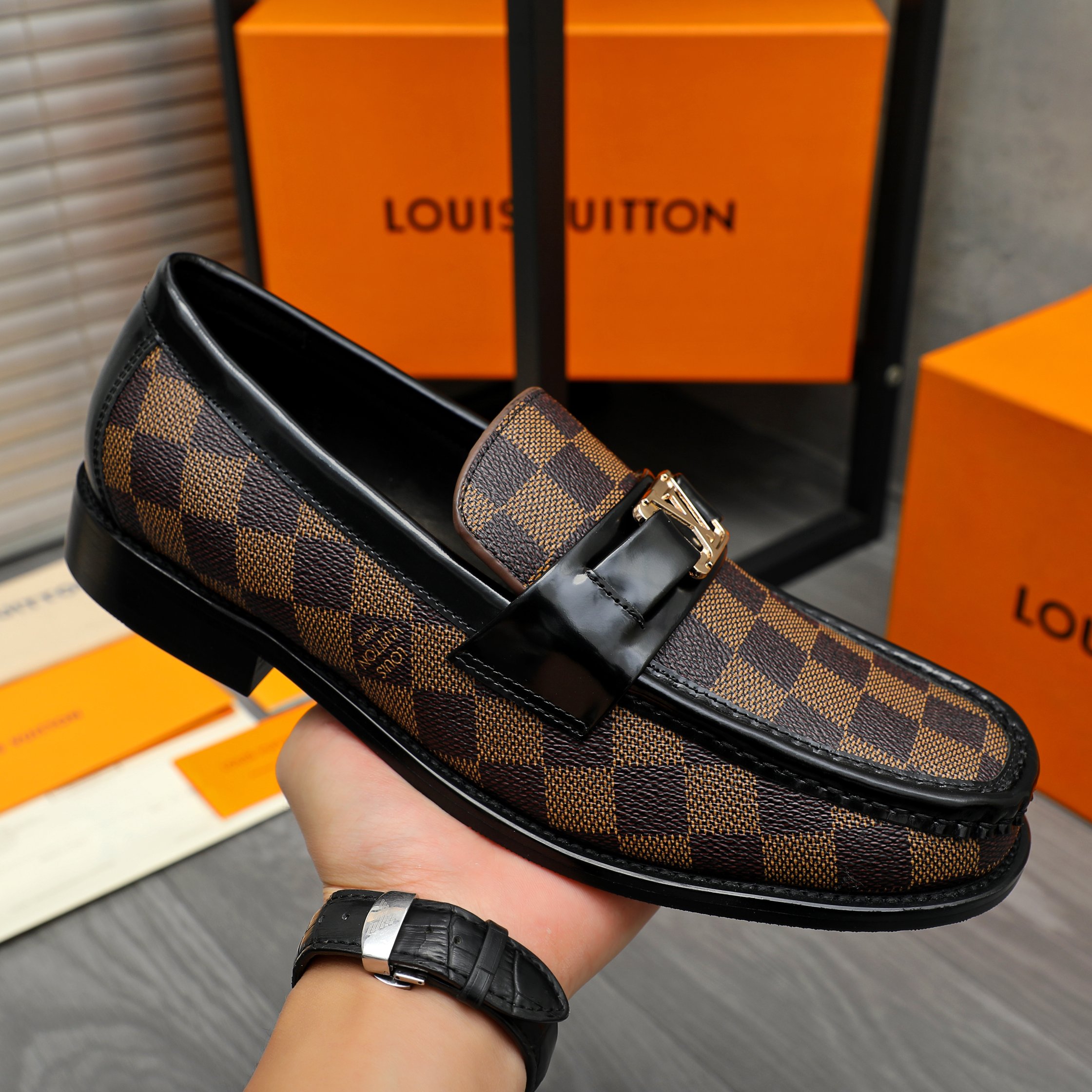 P350 商品商标:LV「 路易威登 」商务休闲套脚皮鞋
正码码数: 38-46(45.46定做不退换)
商品材料:精选经典格纹鞋面 牛皮内里 原版橡胶大底