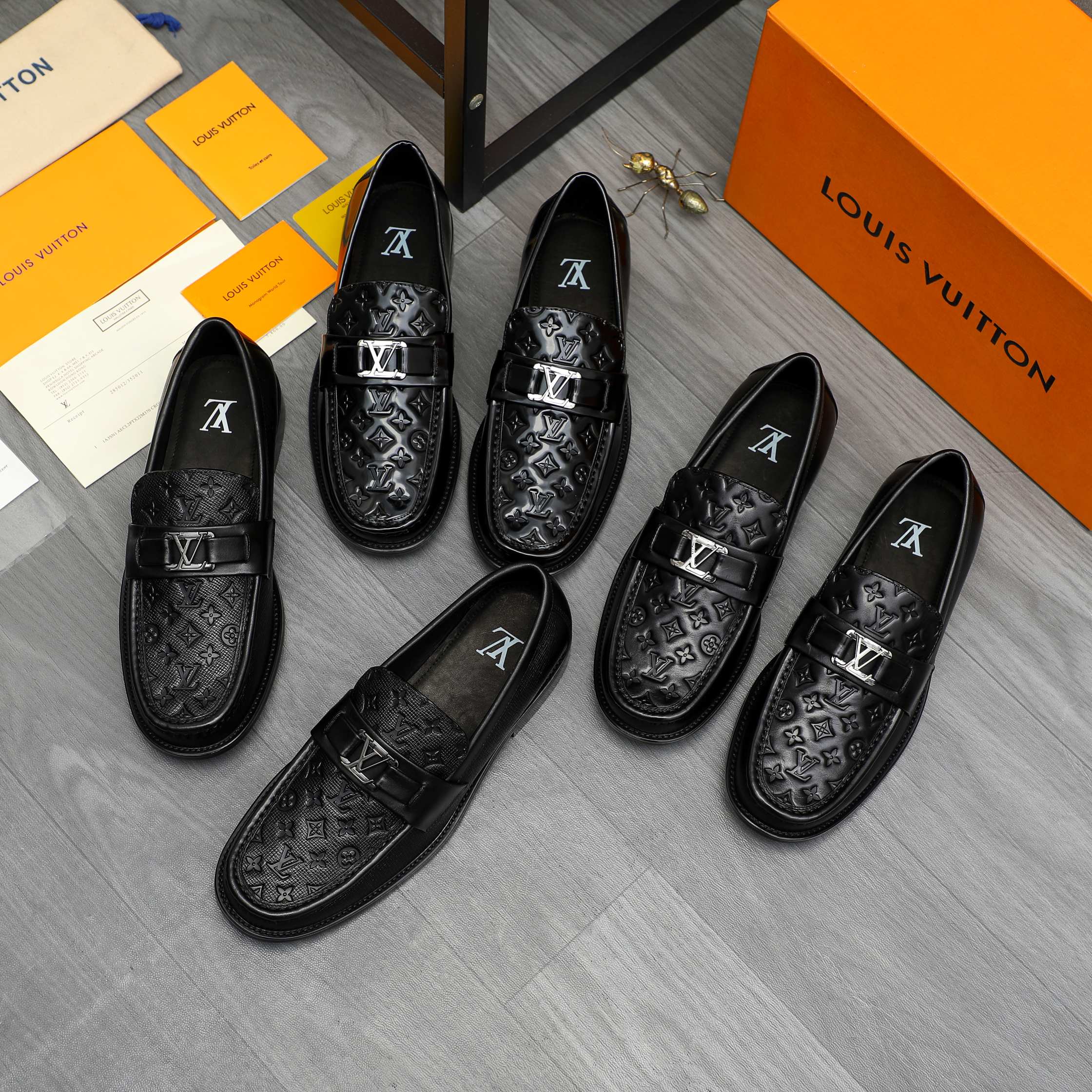 P350 商品商标:LV「 路易威登 」商务休闲套脚皮鞋
正码码数: 38-46(45.46定做不退换)
商品材料:精选漆光牛皮鞋面 牛皮内里 原版橡胶大底