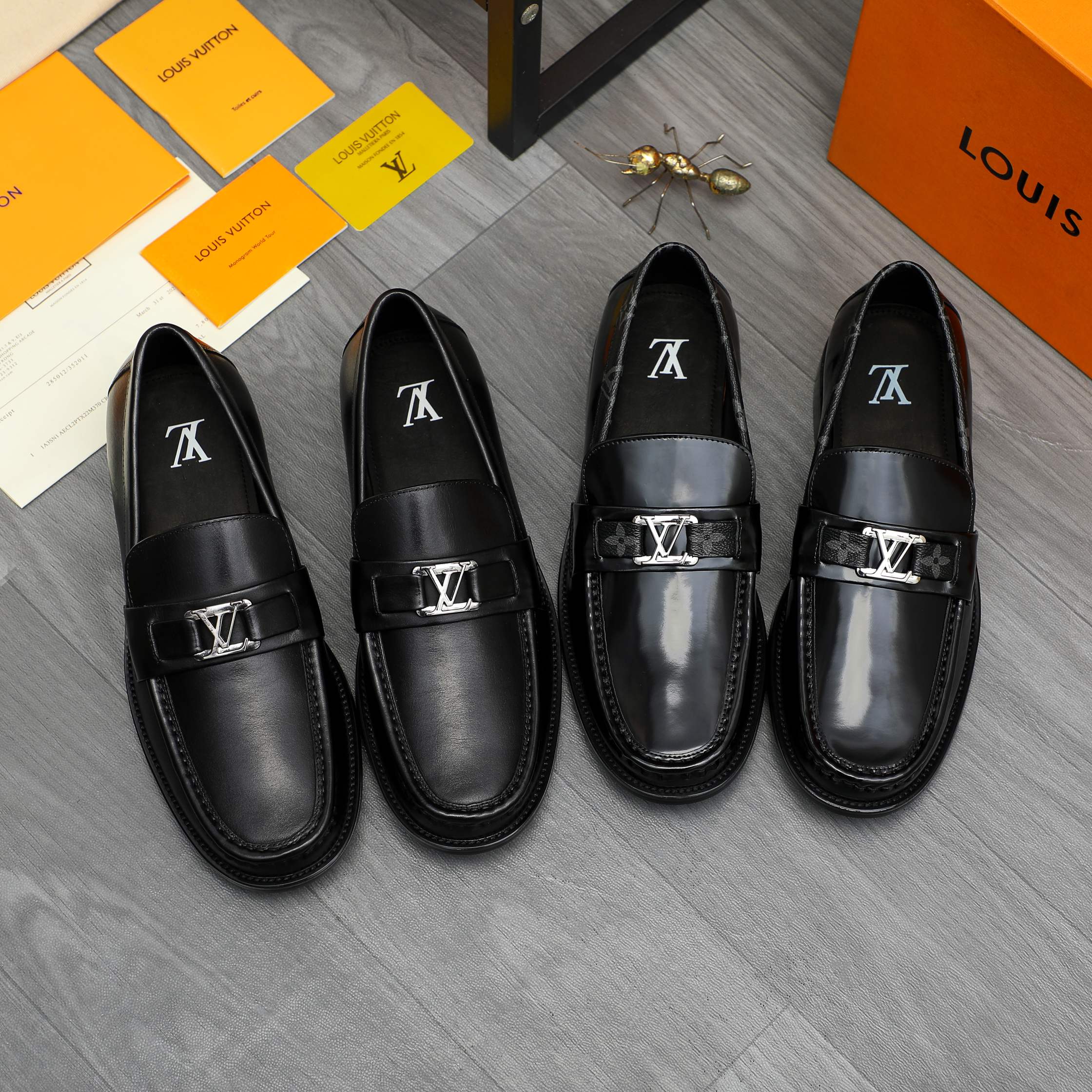 P350 商品商标:LV「 路易威登 」商务休闲套脚皮鞋
正码码数: 38-46(45.46定做不退换)
商品材料:精选珠光牛皮鞋面 牛皮内里 原版橡胶大底