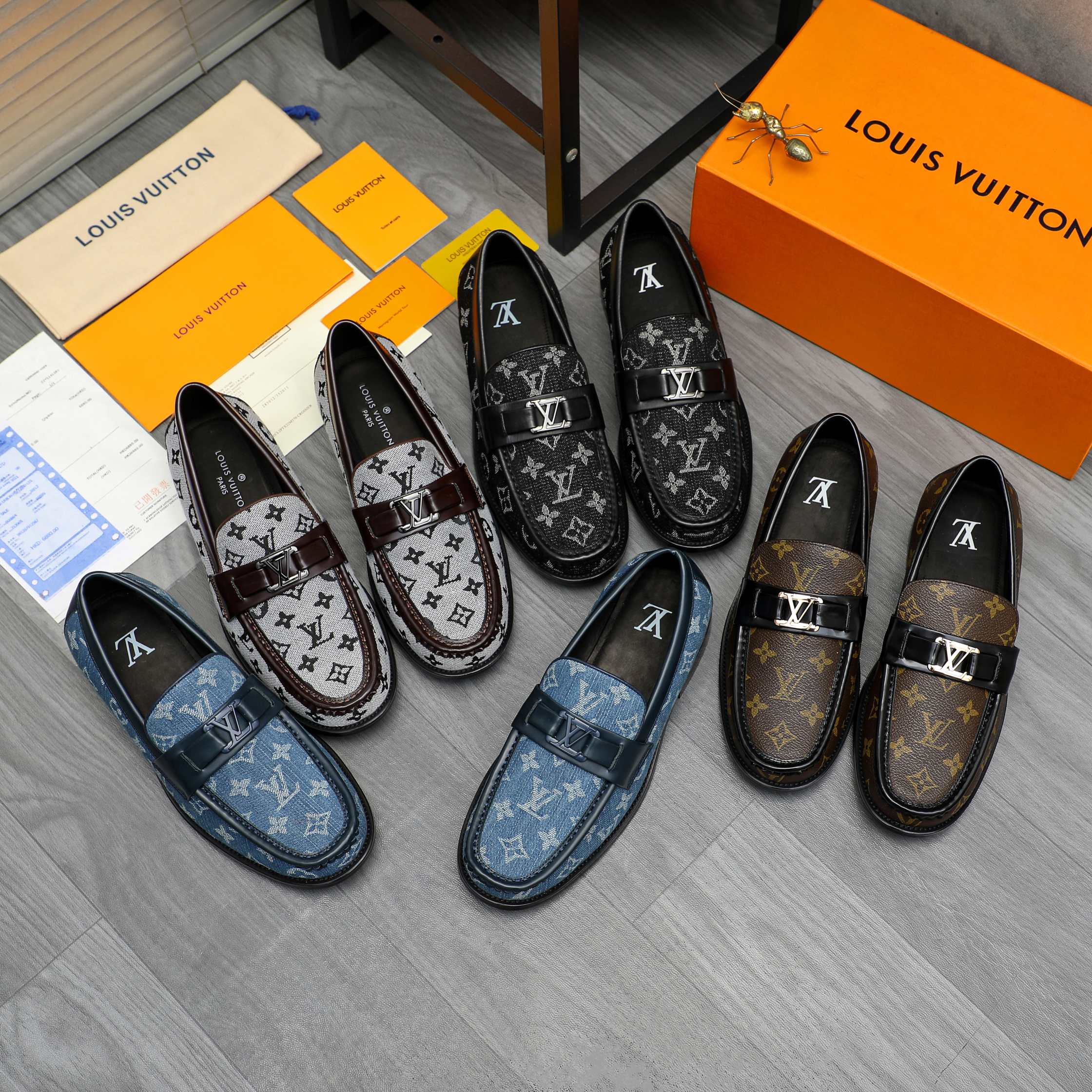 P350 商品商标:LV「 路易威登 」商务休闲套脚皮鞋
正码码数: 38-46(45.46定做不退换)
商品材料:精选透气织花鞋面 牛皮内里 原版橡胶大底