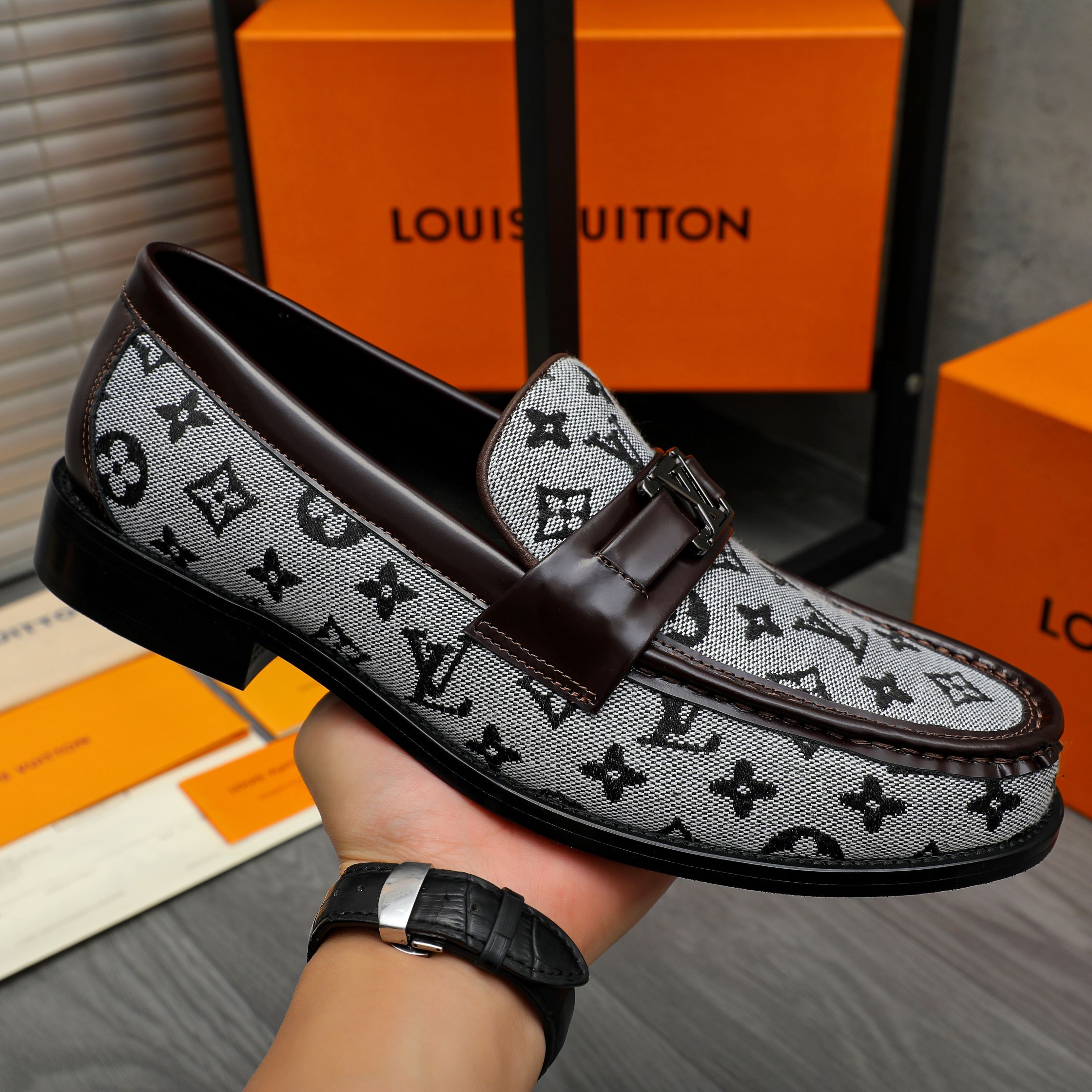 P350 商品商标:LV「 路易威登 」商务休闲套脚皮鞋
正码码数: 38-46(45.46定做不退换)
商品材料:精选透气织花鞋面 牛皮内里 原版橡胶大底