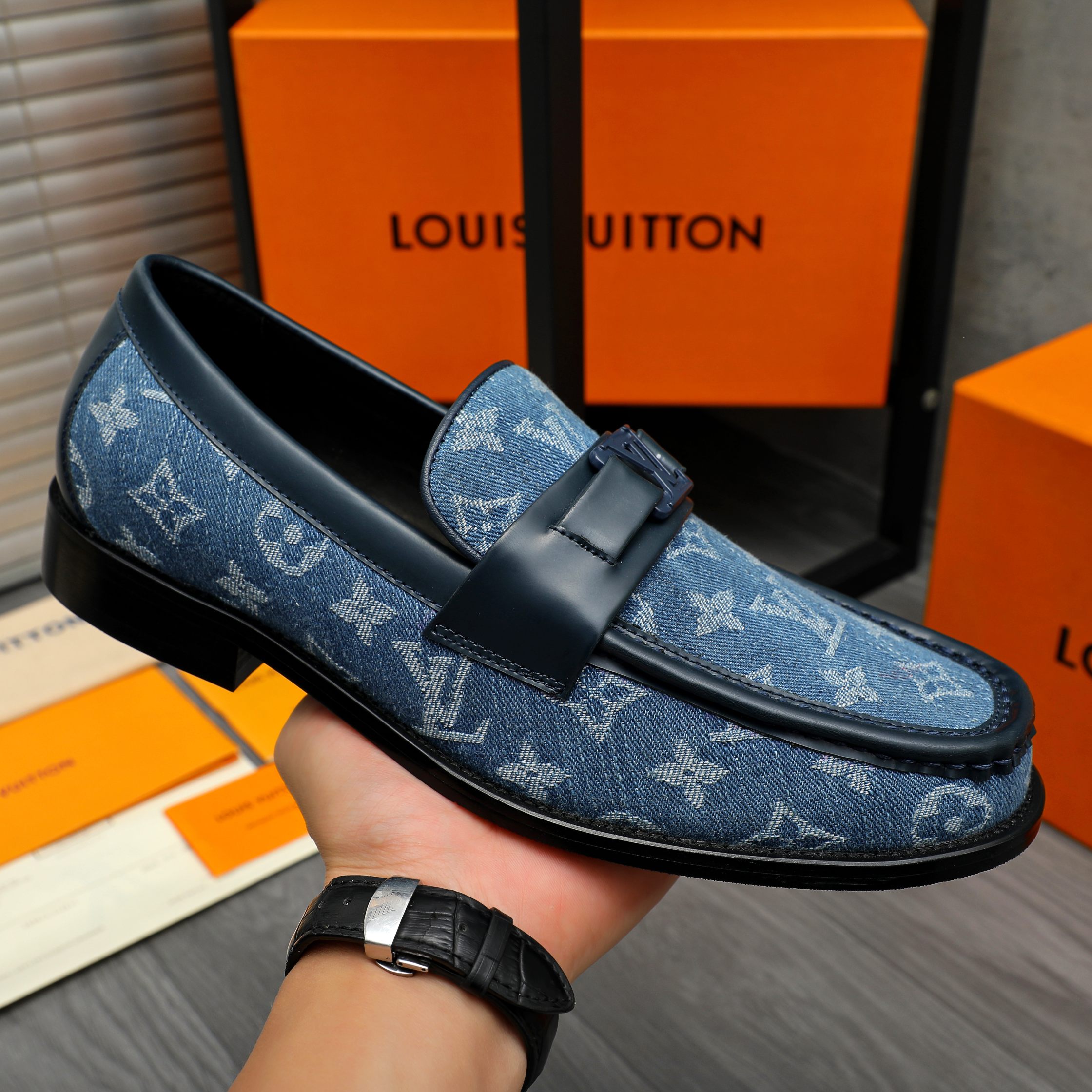 P350 商品商标:LV「 路易威登 」商务休闲套脚皮鞋
正码码数: 38-46(45.46定做不退换)
商品材料:精选透气织花鞋面 牛皮内里 原版橡胶大底