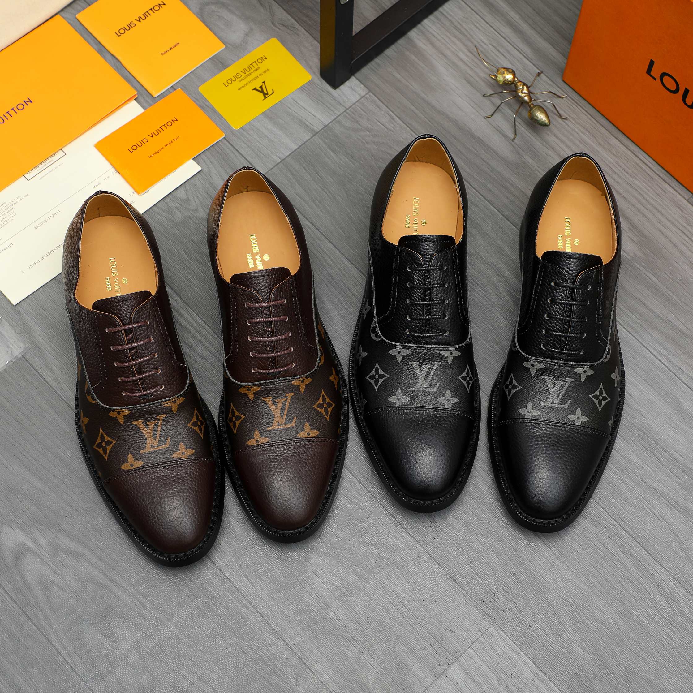 P330 商品商标:LV「 路易威登 」商务正装皮鞋
正码码数: 39-45 (.45定做不退换)
商品材料:精选荔纹牛皮拼接印花鞋面 牛皮内里 原版橡胶大底