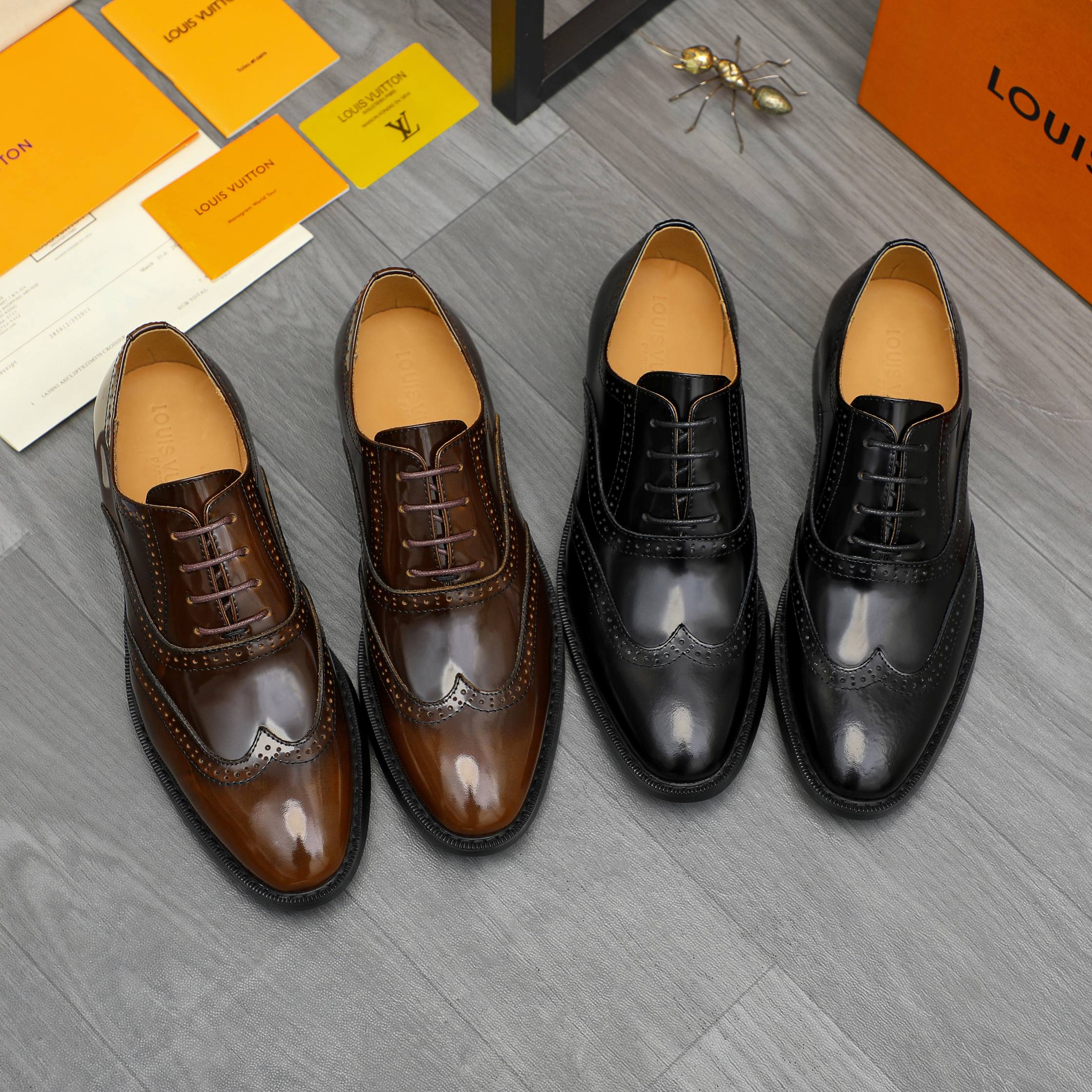 P330 商品商标:LV「 路易威登 」商务正装皮鞋
正码码数: 39-45 (.45定做不退换)
商品材料:精选珠光牛皮鞋面 牛皮内里 原版橡胶大底