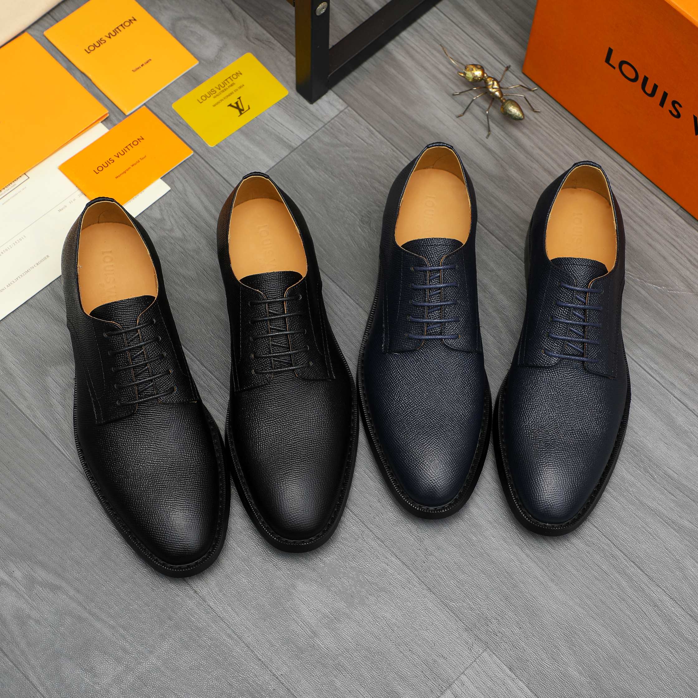 P330 商品商标:LV「 路易威登 」商务正装皮鞋
正码码数: 39-45 (.45定做不退换)
商品材料:精选荔纹牛皮鞋面 牛皮内里 原版橡胶大底