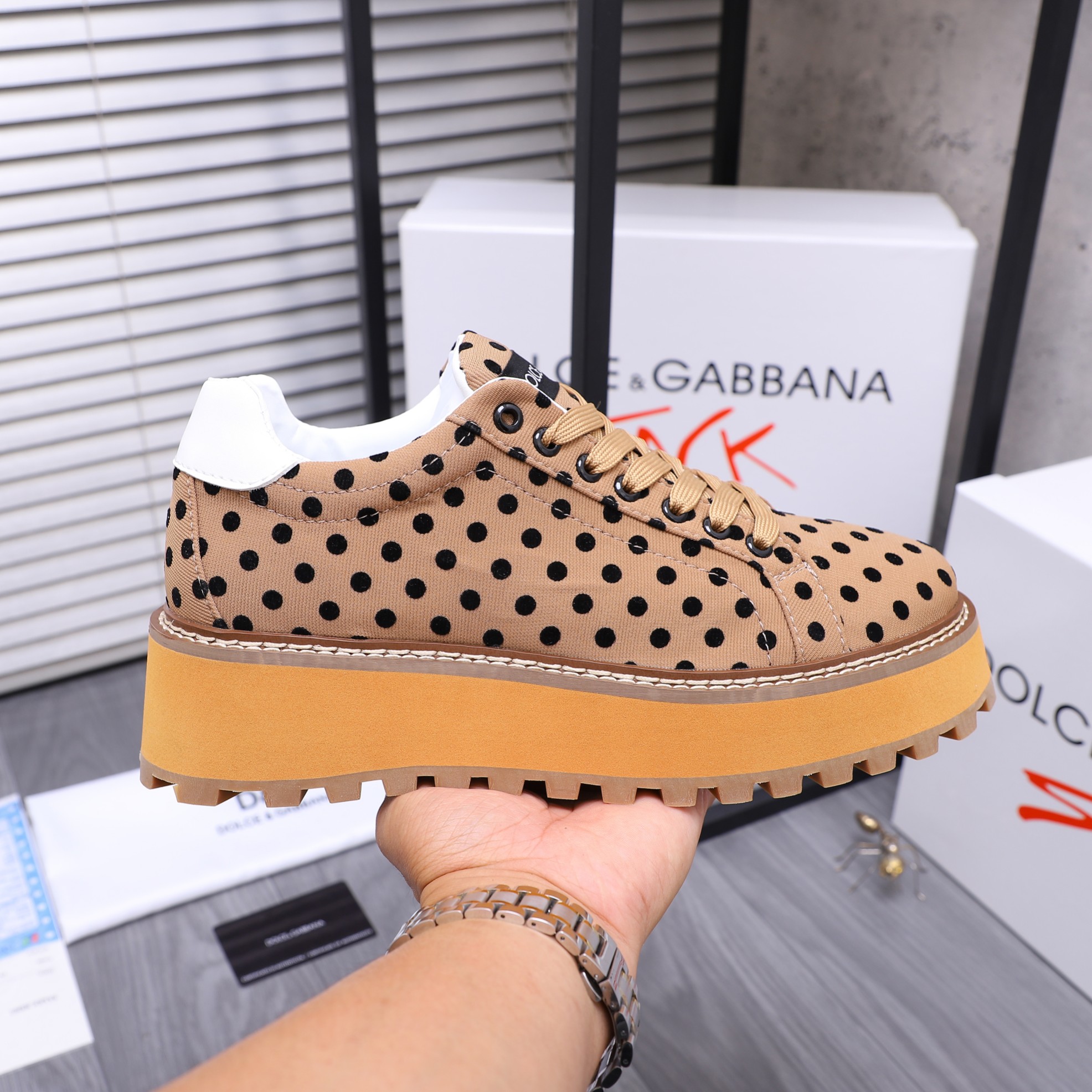 P300  商品商标：DG （杜嘉班纳）情侣款休闲鞋
正码码数:  36-46 （45.46定做不退换）
商品材料：精选透气织布鞋面  皮内里 牛皮鞋垫  防滑橡胶大底