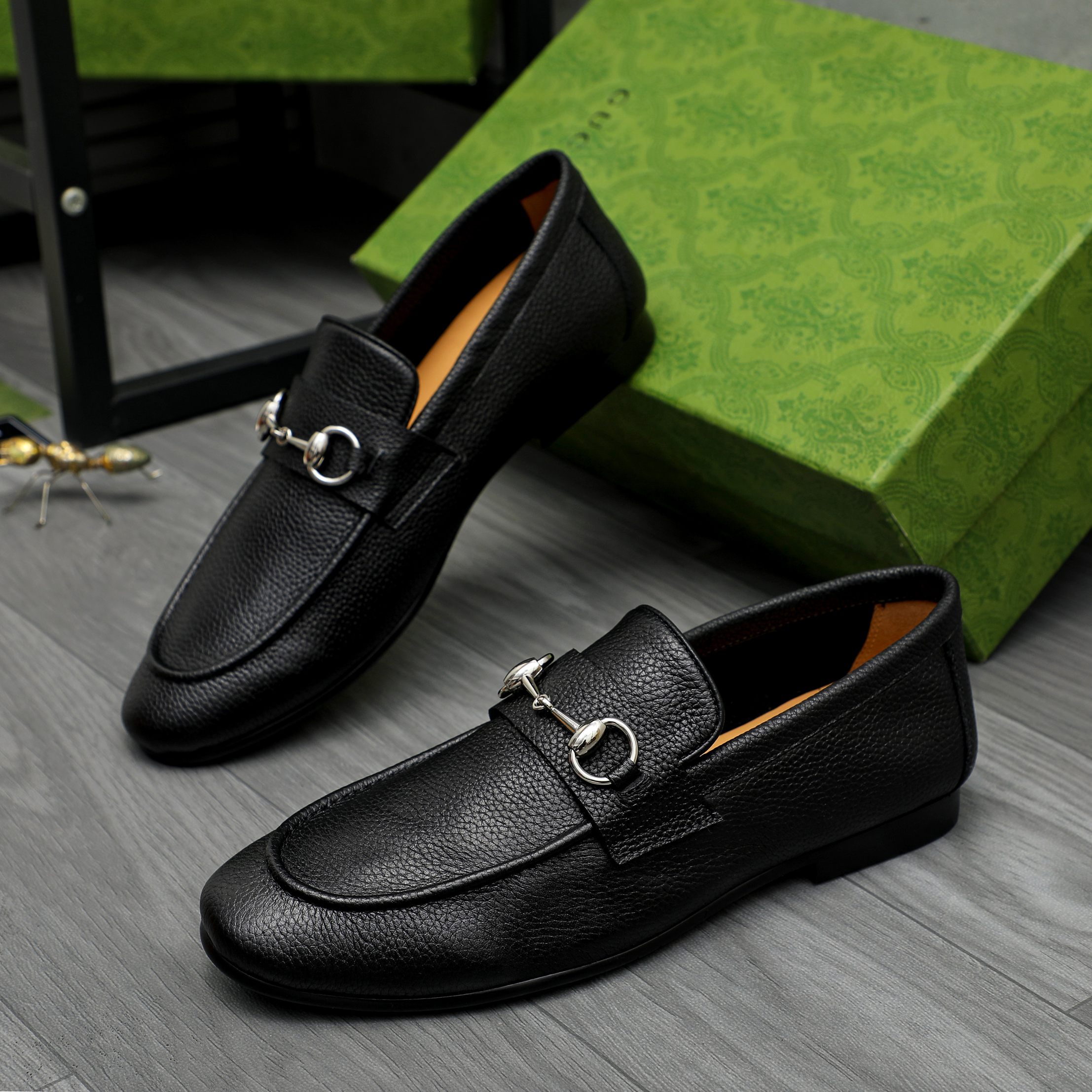 P330 商品商标:GUCCI「 古驰 」商务套脚皮鞋
正码码数: 38-44 (37.45.46定做不退换)
商品材料:精选荔纹牛皮鞋面 牛皮鞋垫 原版大底