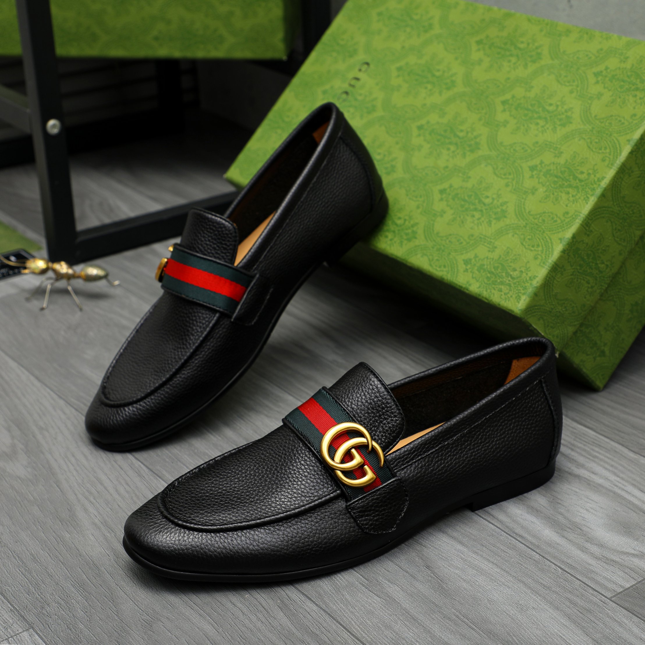 P330 商品商标:GUCCI「 古驰 」商务套脚皮鞋
正码码数: 38-44 (37.45.46定做不退换)
商品材料:精选荔纹牛皮鞋面 牛皮鞋垫 原版大底