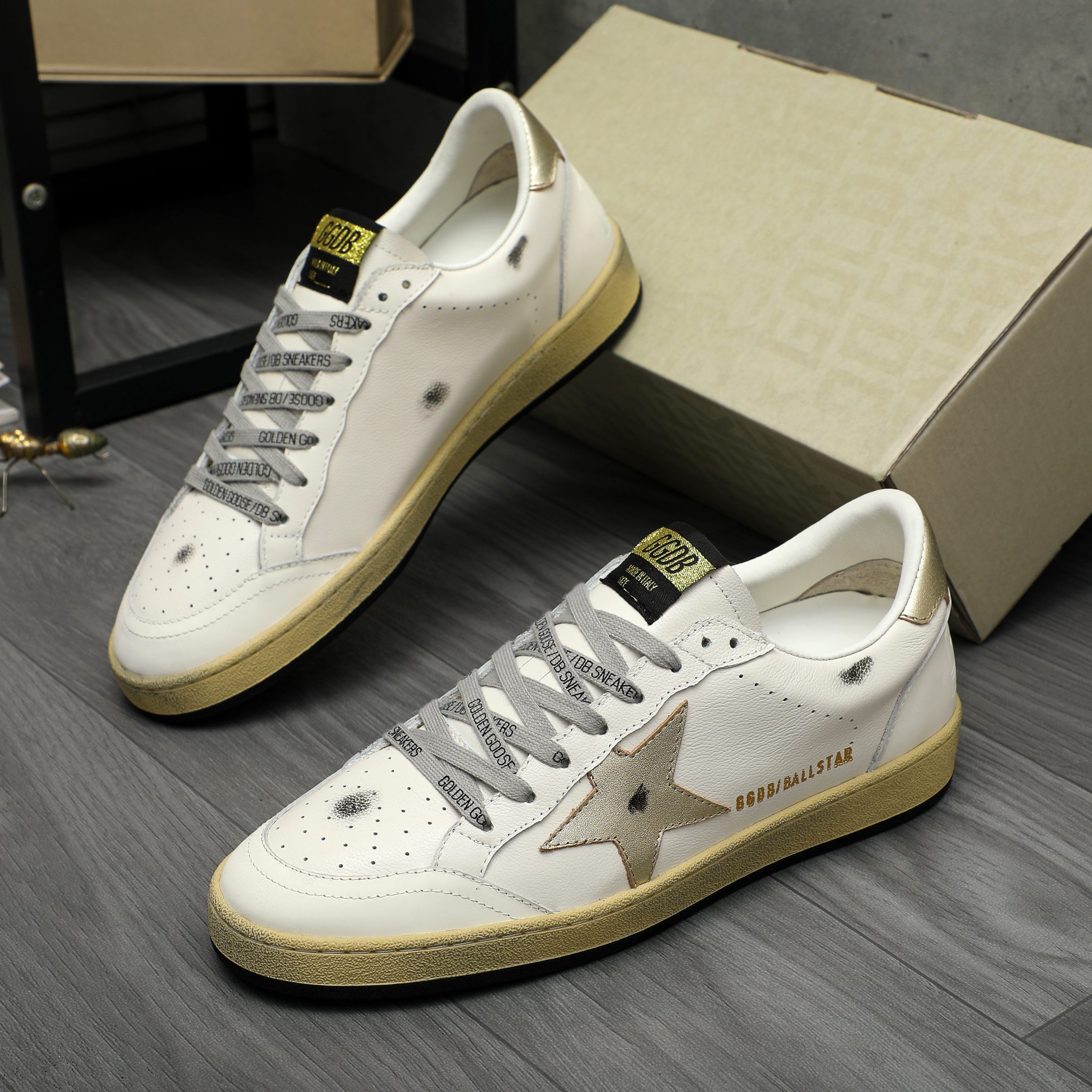 P310 商品商标:GGDB 情侣款休闲鞋
正码码数: 36-45
商品材料:精选 优质牛皮鞋面 牛皮内里 原版橡胶大底