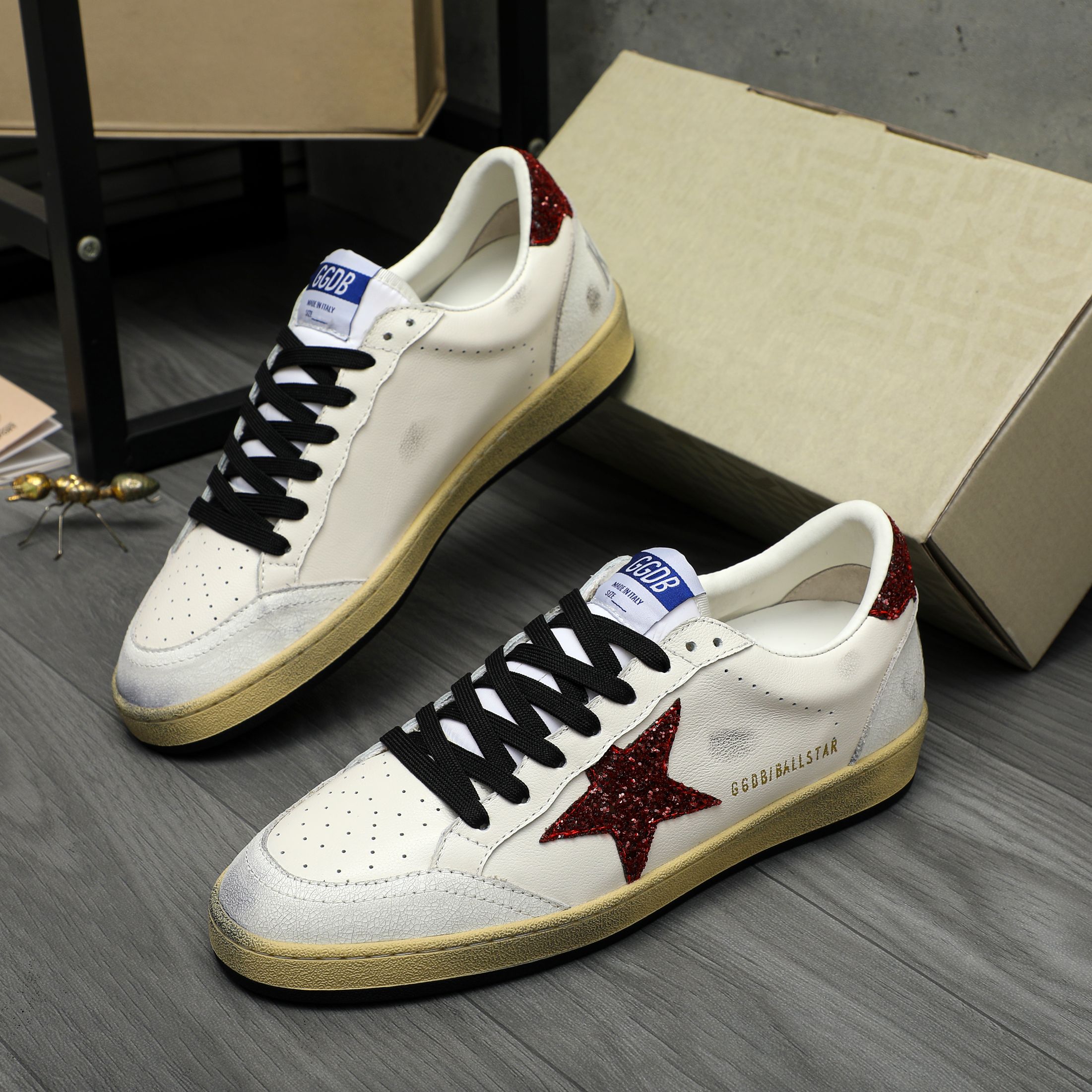 P310 商品商标:GGDB 情侣款休闲鞋
正码码数: 36-45
商品材料:精选 优质牛皮鞋面 牛皮内里 原版橡胶大底