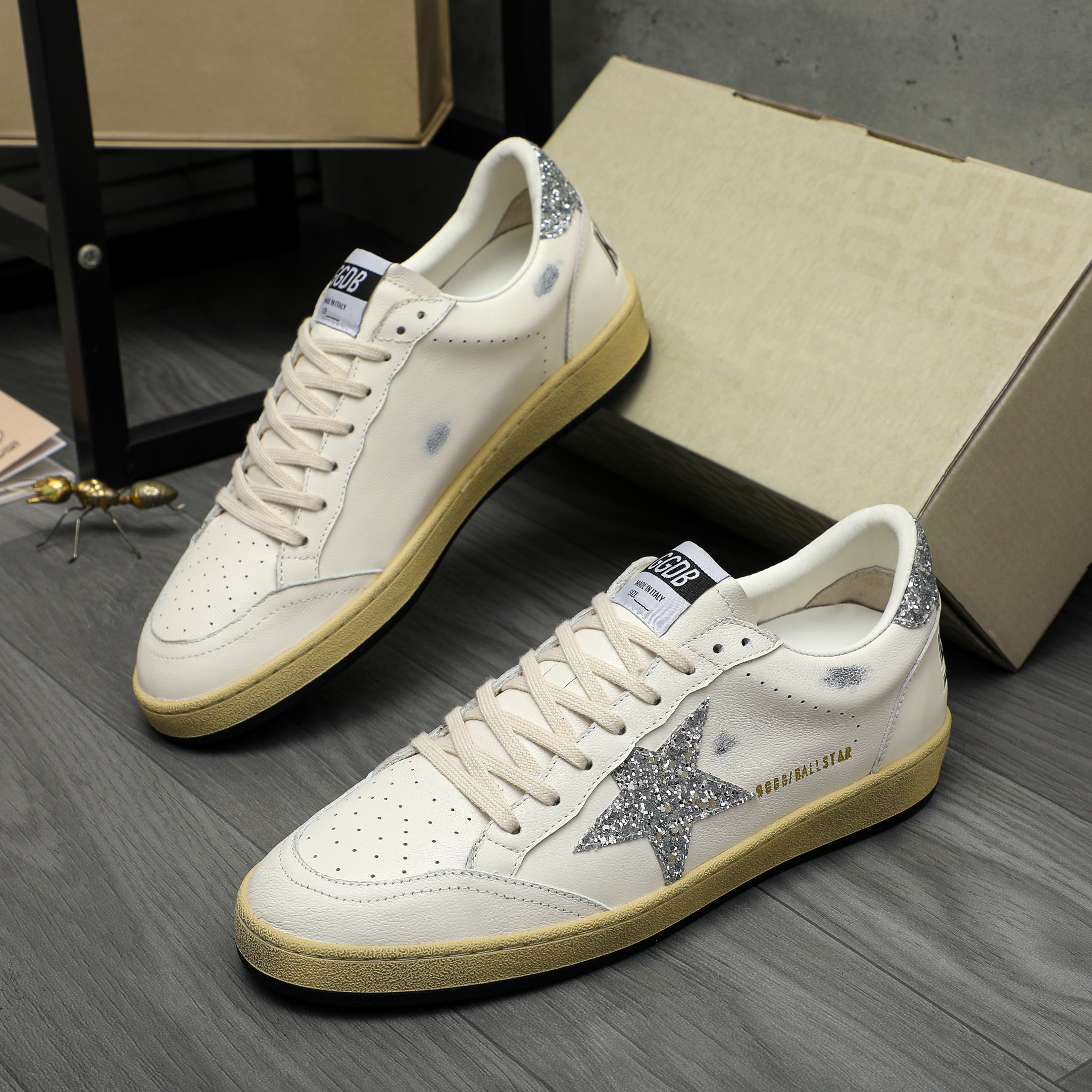 P310 商品商标:GGDB 情侣款休闲鞋
正码码数: 36-45
商品材料:精选 优质牛皮鞋面 牛皮内里 原版橡胶大底