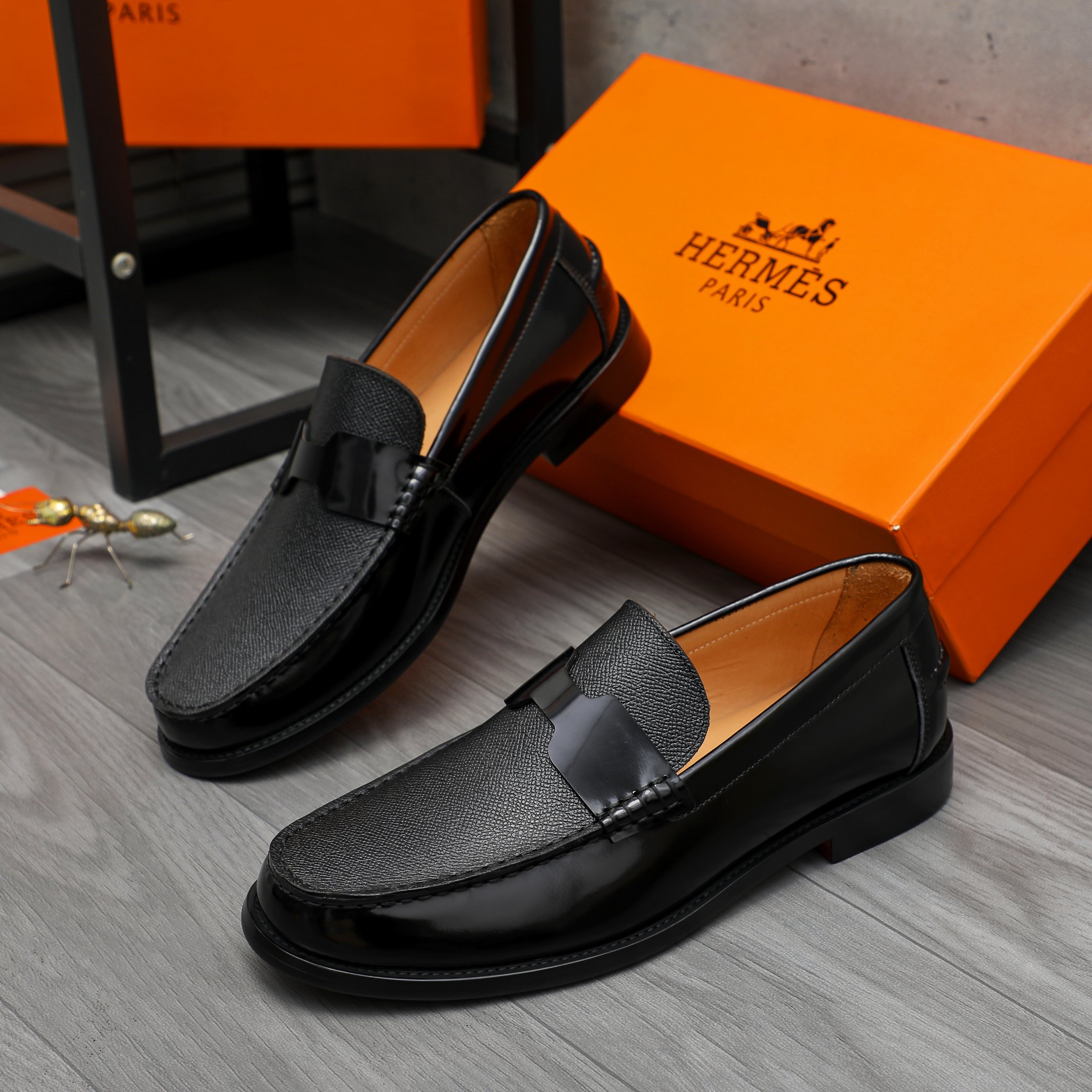 P350 商品商标:HERMES「 爱玛仕」商务套脚皮鞋
正码码数: 38-46 (38.45.46定做不退换)
商品材料:精选荔纹牛皮拼接珠光牛皮鞋面 牛皮内里 原版橡胶大底