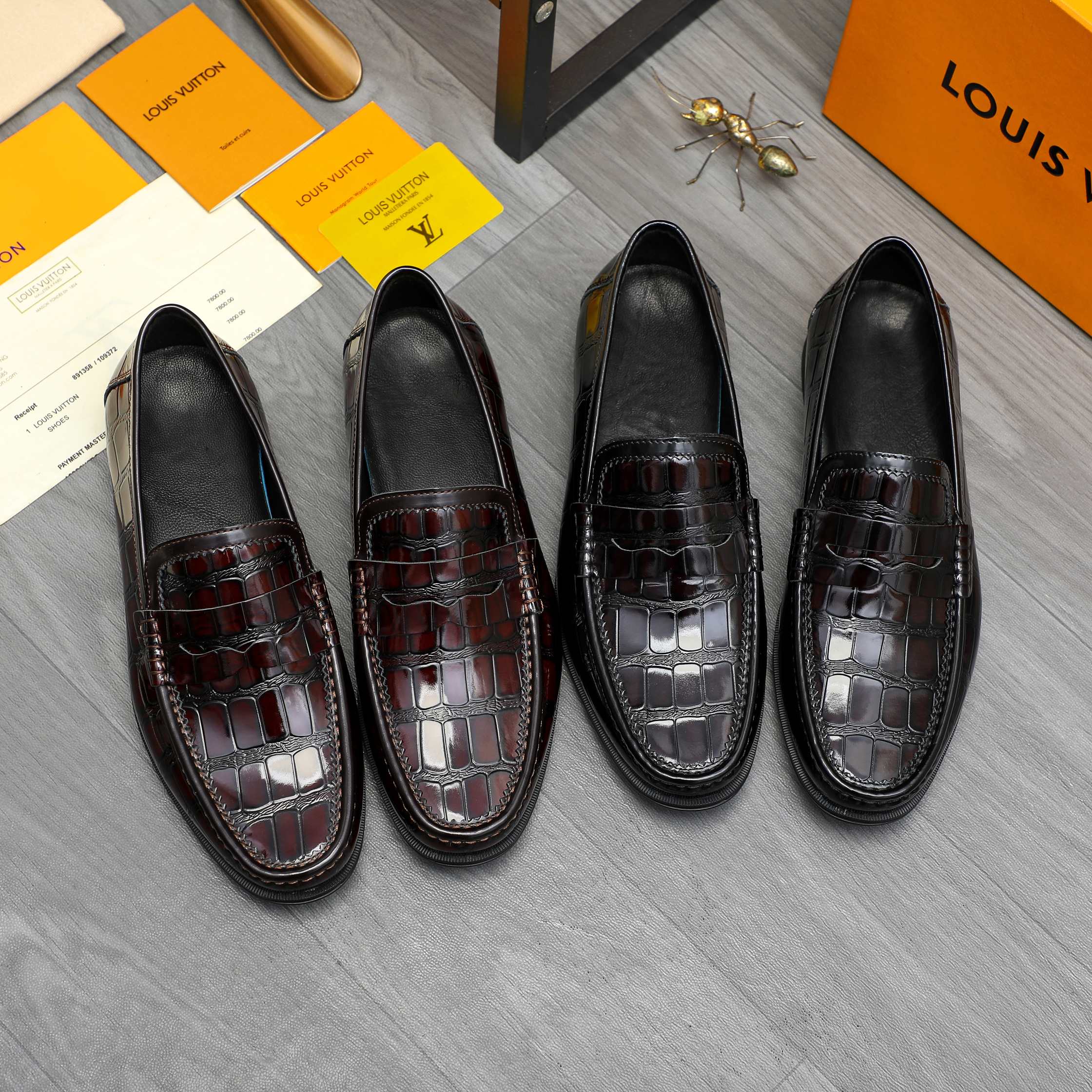 P300  商品商标：LV（路易威登）商务套脚皮鞋
正码码数:  38-46（45.46定做不退换）
商品材料：精选优质石头纹牛皮鞋面 牛皮内里  橡胶大底