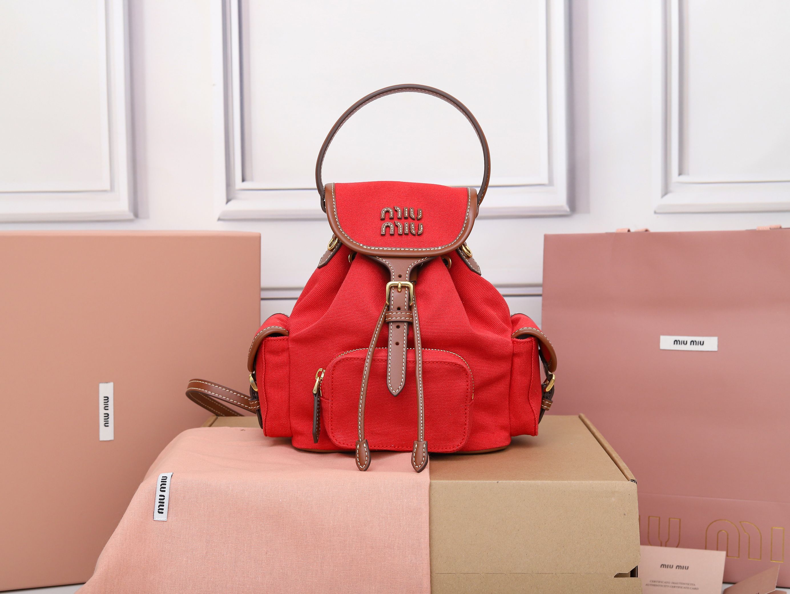 NO:773391,[Special grade original leather] The perfect combination of 5BZ043 canvas and imported calfskin, thick and wear-resistant linen blend lining, using a casual design style, fashionable, simple and advanced, combined with exquisite handcrafts, adding multiple pockets for storage, shoulder straps and hand bags can be freely converted, greatly improving the practicality, it is simply a perfect match  It can be worn with jeans, shirts or various casual sportswear. It is a very good item to wear, especially the capacity is large enough and light and easy to use. I really recommend it. The size is 22X18X11.5cm [with full set of original packaging], MIUMIU, miumiu, jeans, shirts, cowhide19860909【特级原厂皮】5BZ043帆布与原厂进口小牛皮的完美搭配,厚实耐磨亚麻混纺内衬,采用休闲风的设计风格,时尚简约高级,再融合精湛的手工工艺,增添了多个口袋收纳,双肩背带与手拎袋可自由转换,极大的提高了实用性,简直就是穿搭的开挂神器,配牛仔裤,配衬衫还是各种休闲运动装,都是很好的穿搭单品,尤其是容量足够大还轻巧好用,真心推荐,尺寸22X18X11.5cm【配全套原版包装】,MIUMIU,miumiu,jeans,shirts,cowhide,Bag