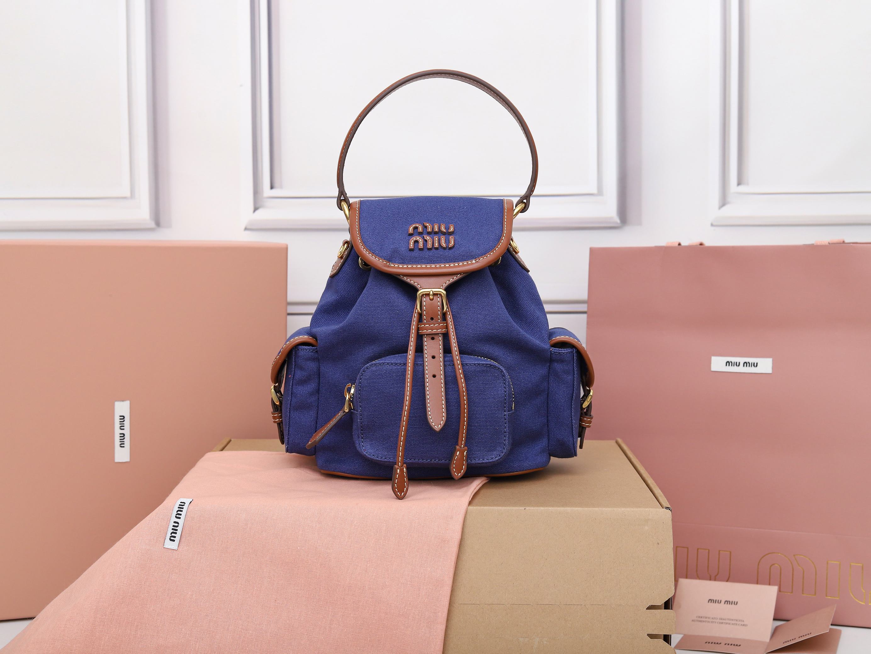 NO:857552,[Special grade original leather] The perfect combination of 5BZ043 canvas and imported calfskin, thick and wear-resistant linen blend lining, using a casual design style, fashionable, simple and advanced, combined with exquisite handcrafts, adding multiple pockets for storage, shoulder straps and hand bags can be freely converted, greatly improving the practicality, it is simply a perfect match  It can be worn with jeans, shirts or various casual sportswear. It is a very good item to wear, especially the capacity is large enough and light and easy to use. I really recommend it. The size is 22X18X11.5cm [with full set of original packaging], MIUMIU, miumiu, jeans, shirts, cowhide19860909【特级原厂皮】5BZ043帆布与原厂进口小牛皮的完美搭配,厚实耐磨亚麻混纺内衬,采用休闲风的设计风格,时尚简约高级,再融合精湛的手工工艺,增添了多个口袋收纳,双肩背带与手拎袋可自由转换,极大的提高了实用性,简直就是穿搭的开挂神器,配牛仔裤,配衬衫还是各种休闲运动装,都是很好的穿搭单品,尤其是容量足够大还轻巧好用,真心推荐,尺寸22X18X11.5cm【配全套原版包装】,MIUMIU,miumiu,jeans,shirts,cowhide,Bag