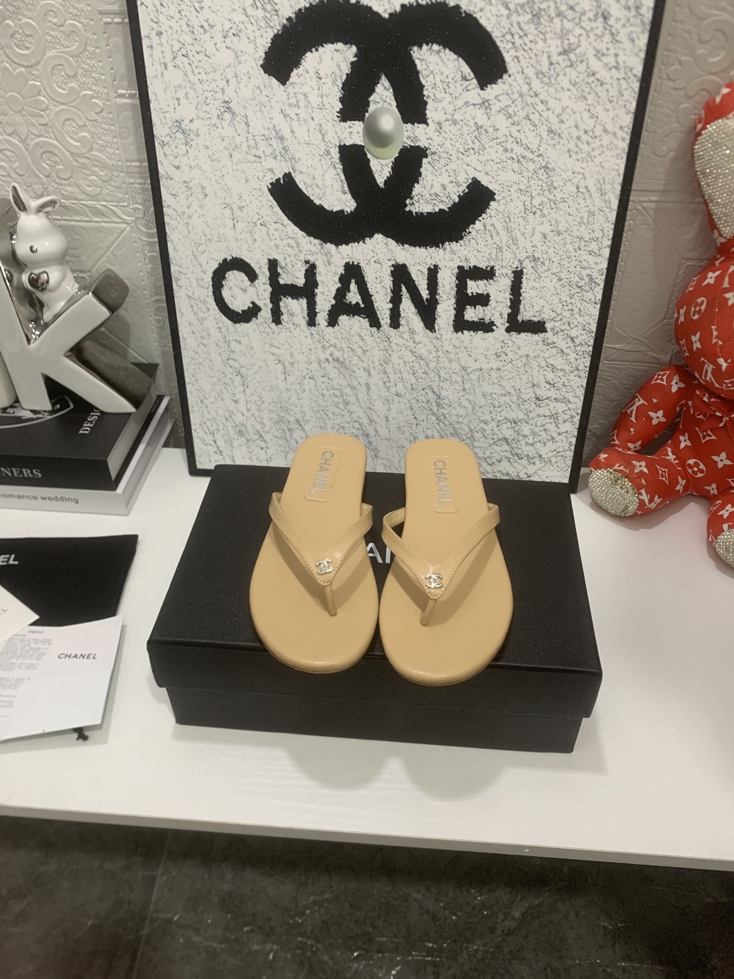 NO:818106,* The most popular flip-flops. The counters are being snapped up like crazy. Pictures are posted on major social platforms. The models in this issue are absolutely too handsome. They are definitely the most popular styles this season. The fairies at the counter are really knowledgeable about the goods. They don’t get stuck or rub your feet. The texture is very soft and comfortable on the feet. Super versatile. 1 Fabric: Sheepskin (imported velvet) 2 Lining: Environmentally friendly imported sheepskin lining 3 Outsole: Genuine leather outsole  4 sizes 35-40 (34 41 customized), split-toe shoes, sheepskin, Leather soles19860909* 最火人字拖 专柜简直疯抢了,各大社交平台热门晒图,这期的走秀款绝对太帅了,绝对是这一季最热门的款式,专柜仙女们真的太识货了,不卡脚也不会磨脚,质感上脚是非常柔软舒服的.超级百搭. 1面料:羊皮（进口天鹅绒） 2内里:环保进口羊皮内里 3大底:真皮大底 4码数35-40（34 41定做）,分趾鞋,sheepskin,Leather soles,Women's Shoes