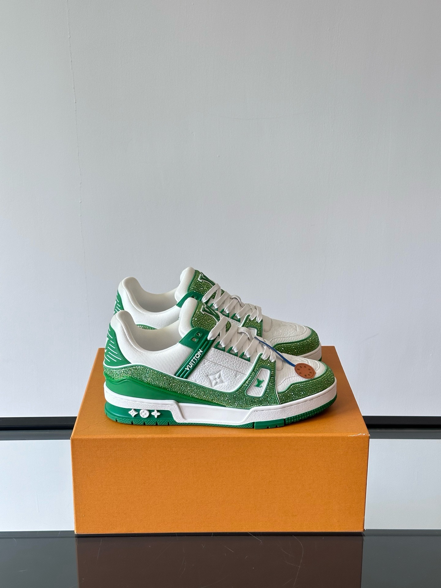 حذاء رياضي Louis Vuitton Trainer Damier من جلد العجل المحبب باللونين الأخضر والأبيض