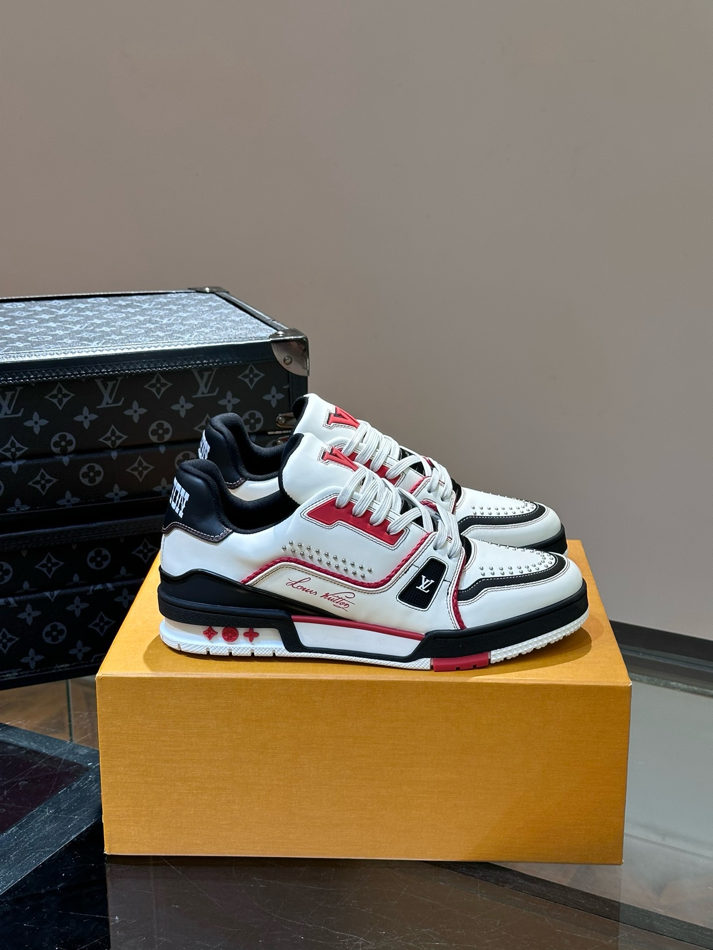 Louis Vuitton Trainer Sneakers in Damier Leer met Gelaagde Rubberen Zool
