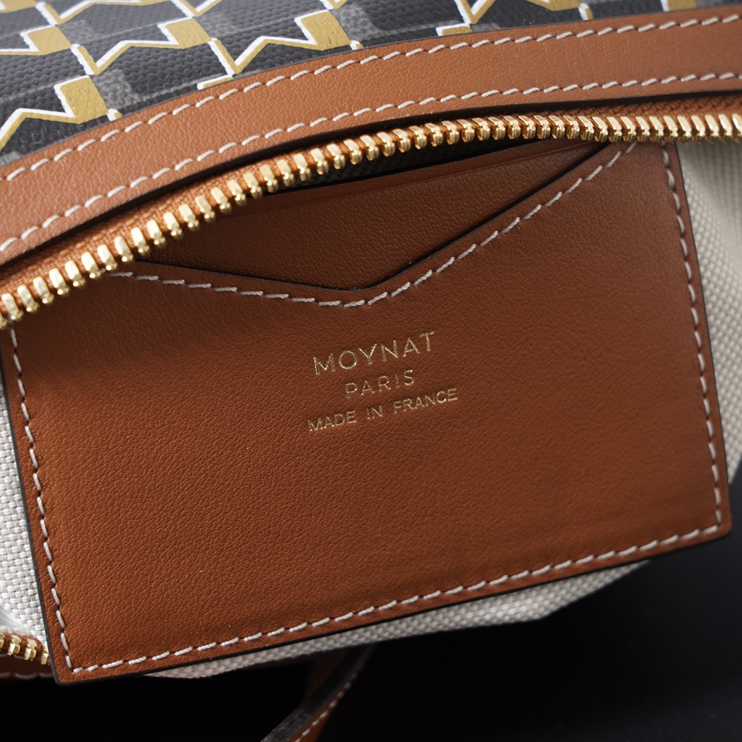 莫奈 Moynat 48H mini 新款波士顿包
来自于法国高奢品牌，低调有辨识度，经典M Monogram印花传承品牌历史，小众不易撞款，彰显独特品味 
Moynat是创立于1849年的巴黎皮具及旅行箱世家，拥有深厚的品牌底蕴和传承，代表着卓越品质与精湛工艺 。
长肩带长度可调节，可斜挎，手提也可以 适合各种风格搭配！尺寸：21/15/11