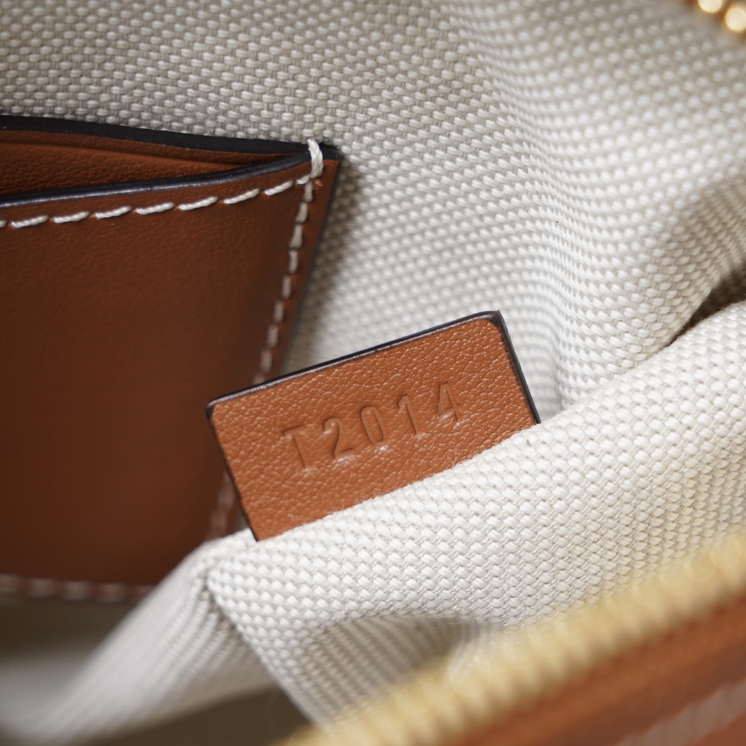 莫奈 Moynat 48H mini 新款波士顿包
来自于法国高奢品牌，低调有辨识度，经典M Monogram印花传承品牌历史，小众不易撞款，彰显独特品味 
Moynat是创立于1849年的巴黎皮具及旅行箱世家，拥有深厚的品牌底蕴和传承，代表着卓越品质与精湛工艺 。
长肩带长度可调节，可斜挎，手提也可以 适合各种风格搭配！尺寸：21/15/11