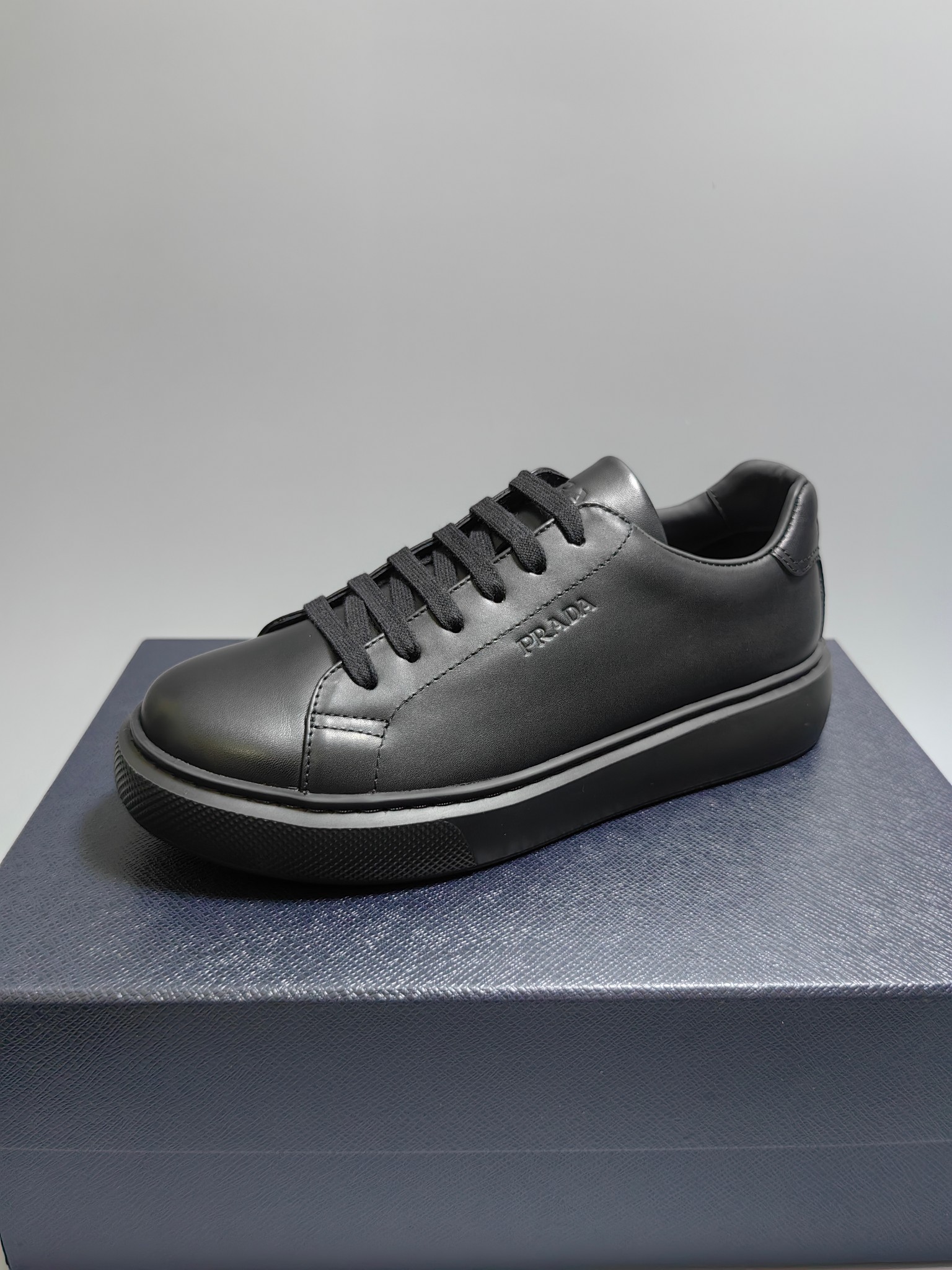 NO:273786,P home high-quality original quality products!  This sneaker is made of imported cowhide, with a unique sporty style. It is simple and generous, showing the brand style. The sole is unique in geometric design and has an extraordinary style. The side of the shoe is decorated with a triangle logo that incorporates novel sports elements, gentleman casual urban style, elastic TPU rubber vacuum outsole, lightweight and soft, with a very comfortable foot feeling, the most fashionable and versatile item!  Size38-45 batch:,,sneakers,cowhide19860909P 家高品质原单精品！这款运动鞋采用进口牛皮,颇具与众不同的运动风范.简洁大方,展现品牌格调.鞋底呈别致的几何设计,风格不凡.鞋履侧面饰以融入了新颖运动元素的三角形徽标, 绅士休闲城市风格,弹力TPU橡胶抽真空大底,轻质柔软,脚感非常舒适,最时尚百搭单品！ Size38-45批:,,sneakers,cowhide,Men's shoes