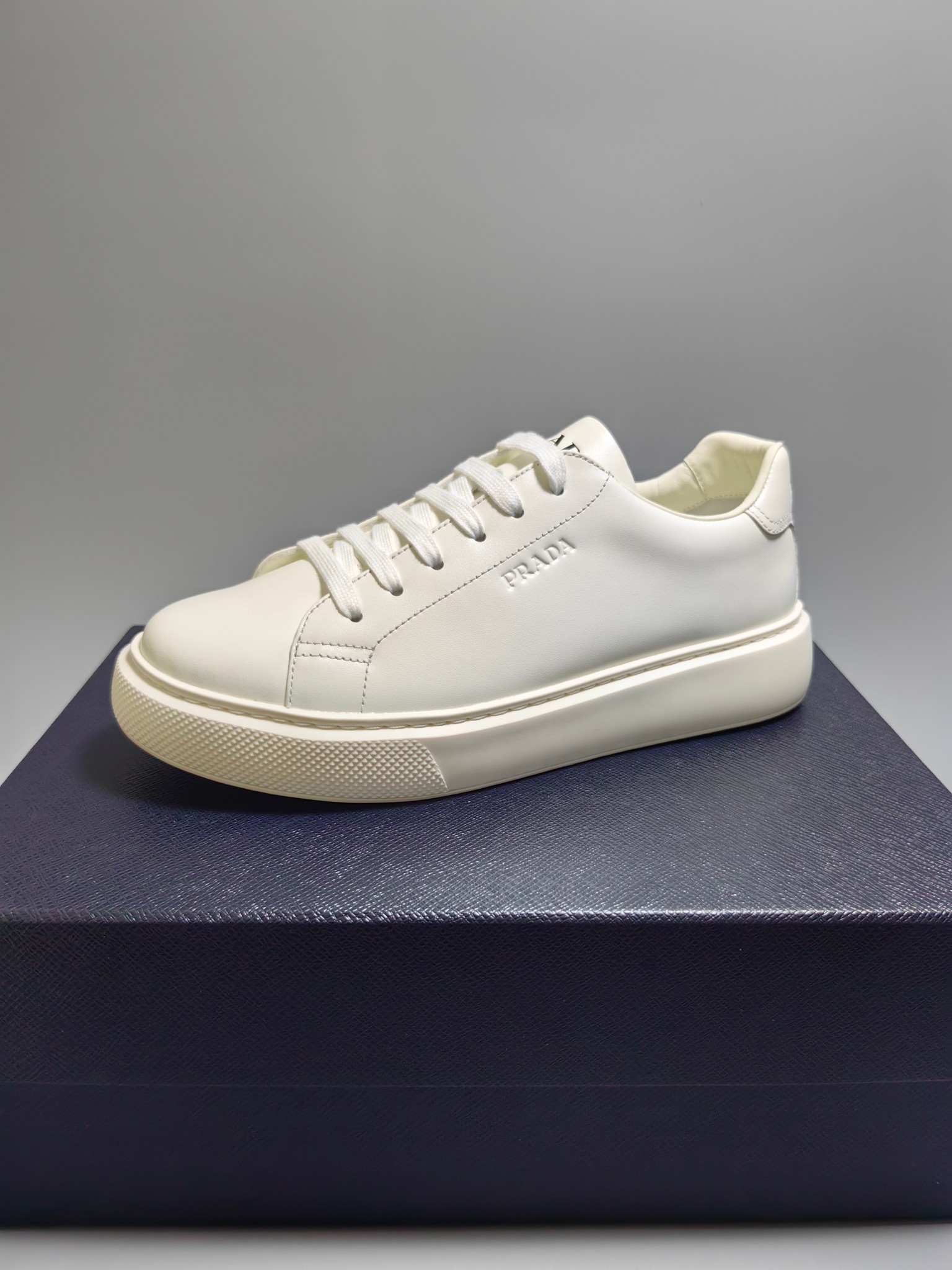 NO:273792,P home high-quality original quality products!  This sneaker is made of imported cowhide, with a unique sporty style. It is simple and generous, showing the brand style. The sole is unique in geometric design and has an extraordinary style. The side of the shoe is decorated with a triangle logo that incorporates novel sports elements, gentleman casual urban style, elastic TPU rubber vacuum outsole, lightweight and soft, with a very comfortable foot feeling, the most fashionable and versatile item!  Size38-45 batch:,,sneakers,cowhide19860909P 家高品质原单精品！这款运动鞋采用进口牛皮,颇具与众不同的运动风范.简洁大方,展现品牌格调.鞋底呈别致的几何设计,风格不凡.鞋履侧面饰以融入了新颖运动元素的三角形徽标, 绅士休闲城市风格,弹力TPU橡胶抽真空大底,轻质柔软,脚感非常舒适,最时尚百搭单品！ Size38-45批:,,sneakers,cowhide,Men's shoes