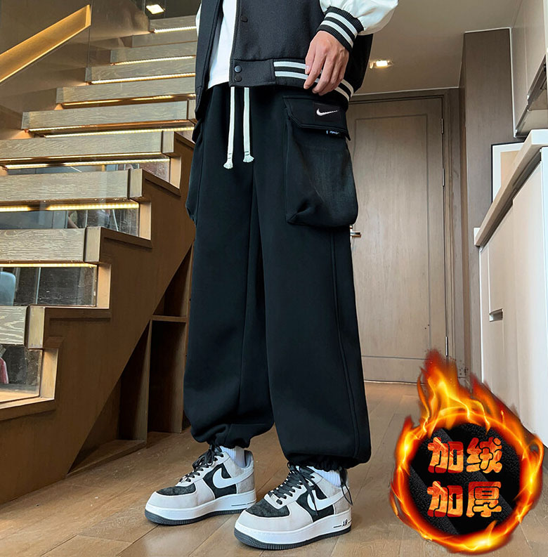 上新💰150
 NIKE耐克绣标加绒卫裤  可束脚可直筒两穿  秋冬必入 甄选高克重加绒面料 质感厚实 定制刺绣标 柔软舒适 松紧腰加抽绳可调节腰围 极简的设计风格 显瘦显高男女均可完美驾驭  

颜色：黑色 
尺码：M-3XL

M 腰围67 臀围104 裤长102
 L 腰围70 臀围108 裤长104
 XL 腰围73 臀围112 裤长105
2XL 腰围76 臀围116裤长107
3XL腰围79臀围120裤长109