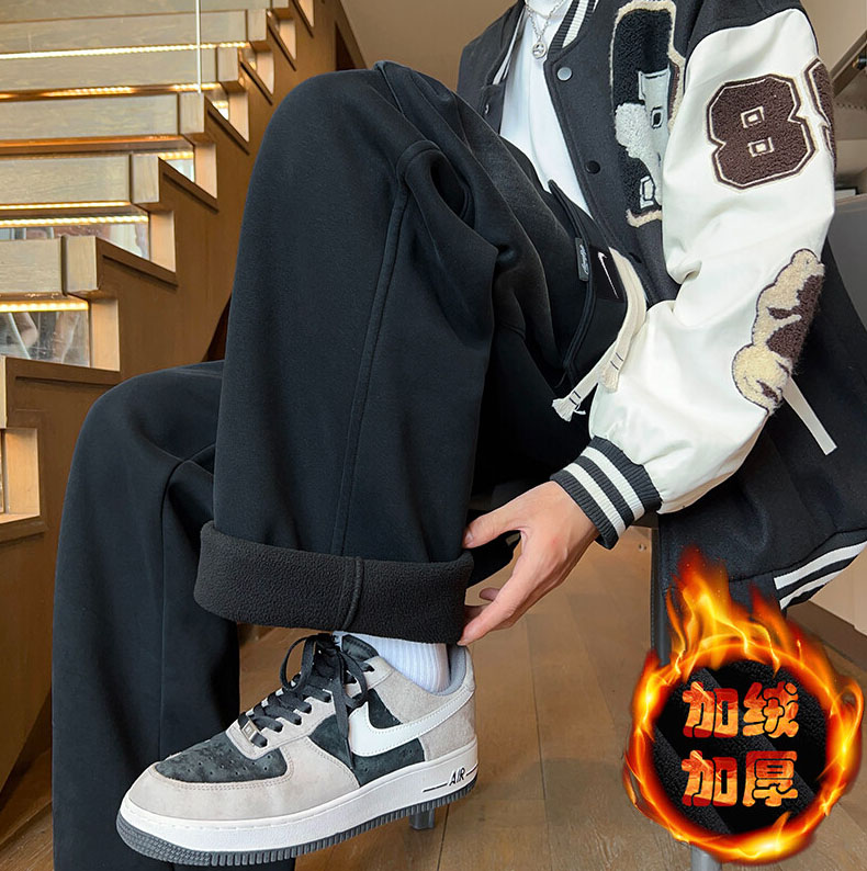 上新💰150
 NIKE耐克绣标加绒卫裤  可束脚可直筒两穿  秋冬必入 甄选高克重加绒面料 质感厚实 定制刺绣标 柔软舒适 松紧腰加抽绳可调节腰围 极简的设计风格 显瘦显高男女均可完美驾驭  

颜色：黑色 
尺码：M-3XL

M 腰围67 臀围104 裤长102
 L 腰围70 臀围108 裤长104
 XL 腰围73 臀围112 裤长105
2XL 腰围76 臀围116裤长107
3XL腰围79臀围120裤长109