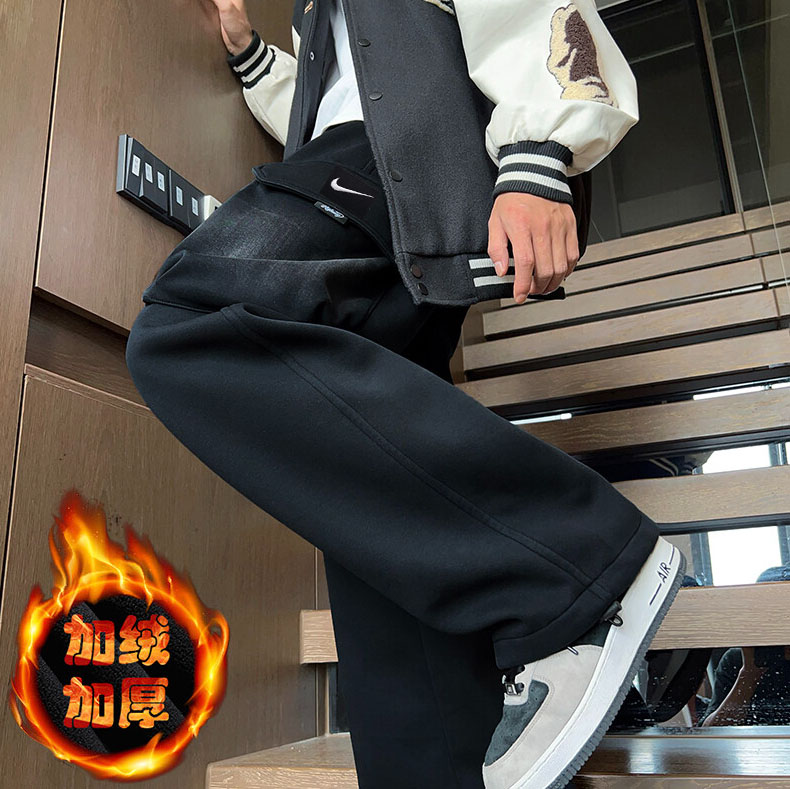 上新💰150
 NIKE耐克绣标加绒卫裤  可束脚可直筒两穿  秋冬必入 甄选高克重加绒面料 质感厚实 定制刺绣标 柔软舒适 松紧腰加抽绳可调节腰围 极简的设计风格 显瘦显高男女均可完美驾驭  

颜色：黑色 
尺码：M-3XL

M 腰围67 臀围104 裤长102
 L 腰围70 臀围108 裤长104
 XL 腰围73 臀围112 裤长105
2XL 腰围76 臀围116裤长107
3XL腰围79臀围120裤长109