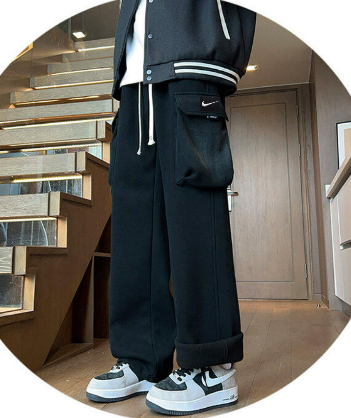 上新💰150
 NIKE耐克绣标加绒卫裤  可束脚可直筒两穿  秋冬必入 甄选高克重加绒面料 质感厚实 定制刺绣标 柔软舒适 松紧腰加抽绳可调节腰围 极简的设计风格 显瘦显高男女均可完美驾驭  

颜色：黑色 
尺码：M-3XL

M 腰围67 臀围104 裤长102
 L 腰围70 臀围108 裤长104
 XL 腰围73 臀围112 裤长105
2XL 腰围76 臀围116裤长107
3XL腰围79臀围120裤长109