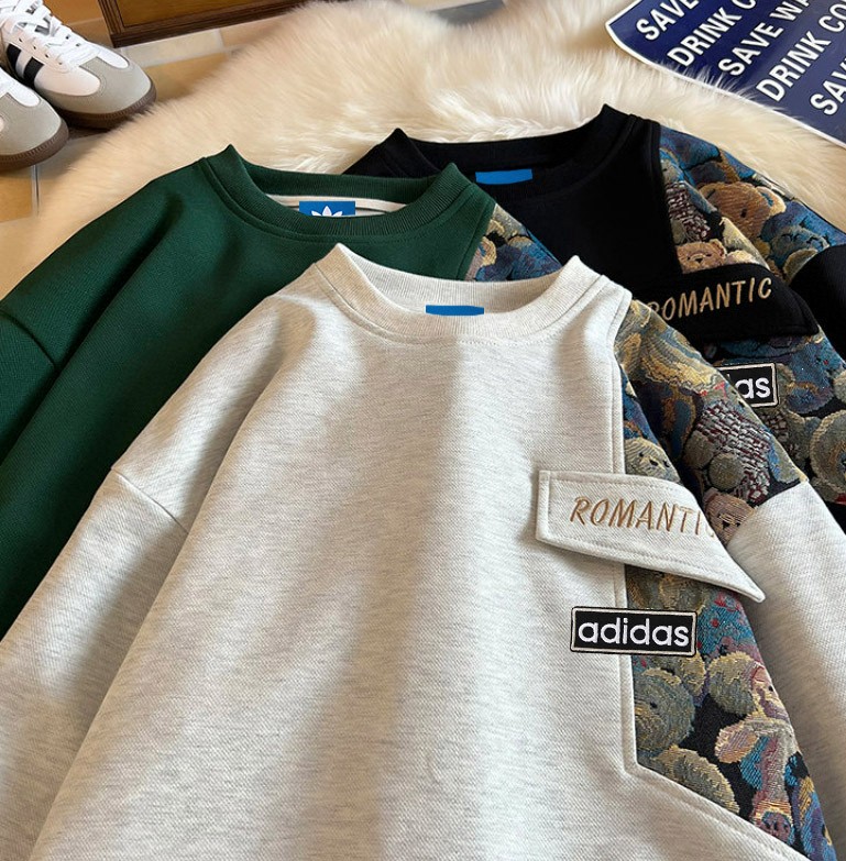 🛒购物价： 💰155 
Adidas阿迪达斯 原创小熊🐻布贴刺绣拼接圆领卫衣 单穿内搭都好看 卡通熊🐻拼接设计 出街佳选  袖口下摆罗纹收口干净利落 高密度品质耐穿不易变形 宽松的版型舒适没有束缚感 一贯的落肩袖设计 从视觉上修饰肩型 包容各种身材是属于大家 这个春季必备 小熊🐻 设计给整件衣服增添了潮流感 日常白搭随意搭配 ④色可选情侣款
 颜色：黑色  灰色 米色 绿色
 尺码：M ~3XL
        衣长  袖长  胸围 
M      65     53     108
 L      67     54     112
 XL    69     55     116
2XL   71     56     120
3XL   73     57     124