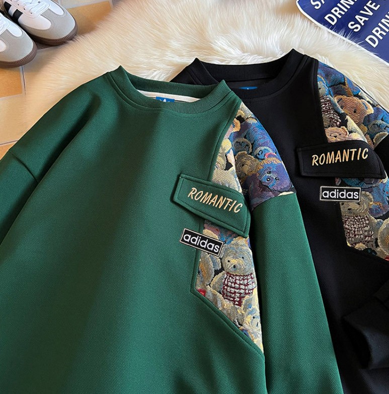 🛒购物价： 💰155 
Adidas阿迪达斯 原创小熊🐻布贴刺绣拼接圆领卫衣 单穿内搭都好看 卡通熊🐻拼接设计 出街佳选  袖口下摆罗纹收口干净利落 高密度品质耐穿不易变形 宽松的版型舒适没有束缚感 一贯的落肩袖设计 从视觉上修饰肩型 包容各种身材是属于大家 这个春季必备 小熊🐻 设计给整件衣服增添了潮流感 日常白搭随意搭配 ④色可选情侣款
 颜色：黑色  灰色 米色 绿色
 尺码：M ~3XL
        衣长  袖长  胸围 
M      65     53     108
 L      67     54     112
 XL    69     55     116
2XL   71     56     120
3XL   73     57     124